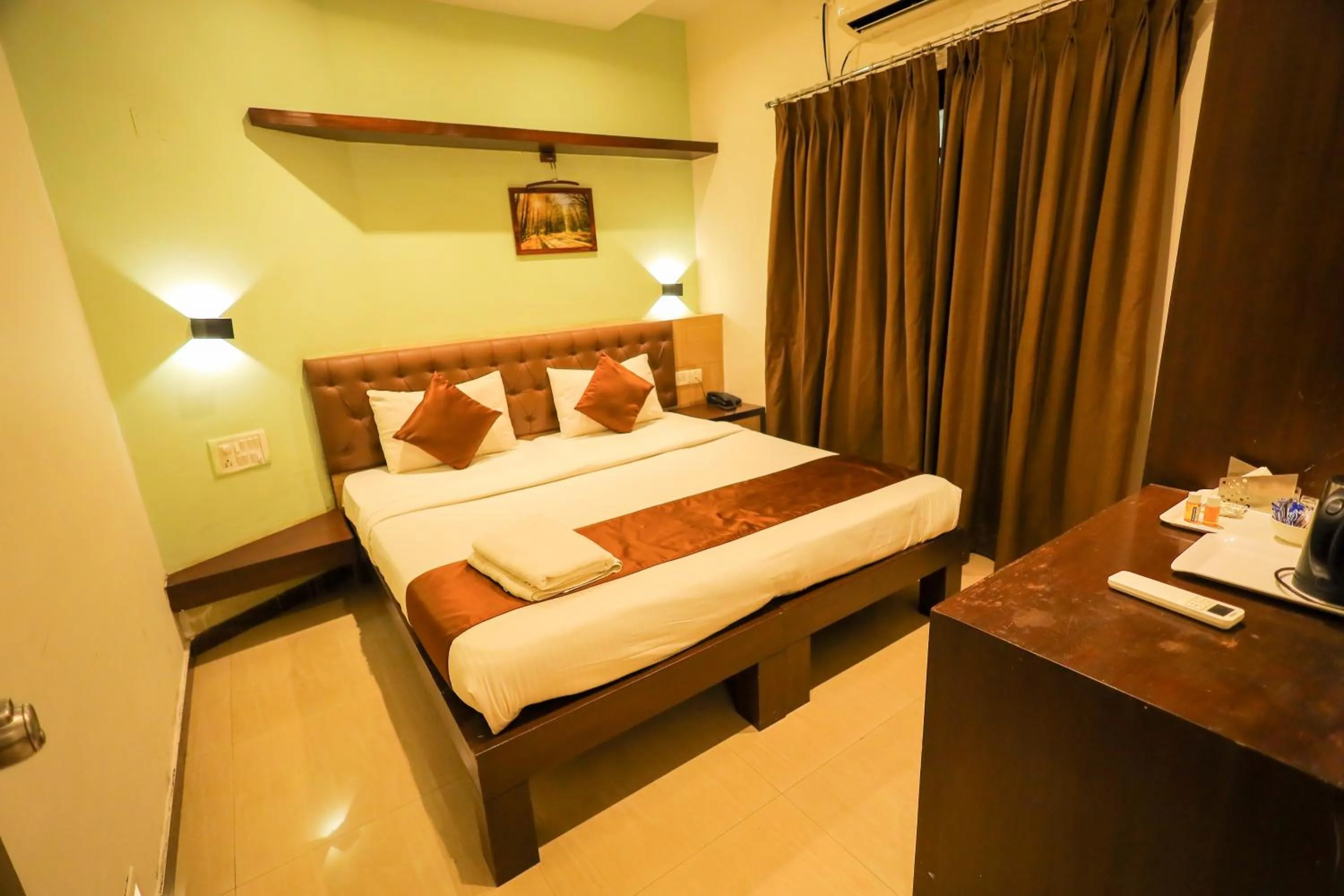 Bedroom, Bed in Hotel Plaza Heights by RAK Rooms, Mangaluru