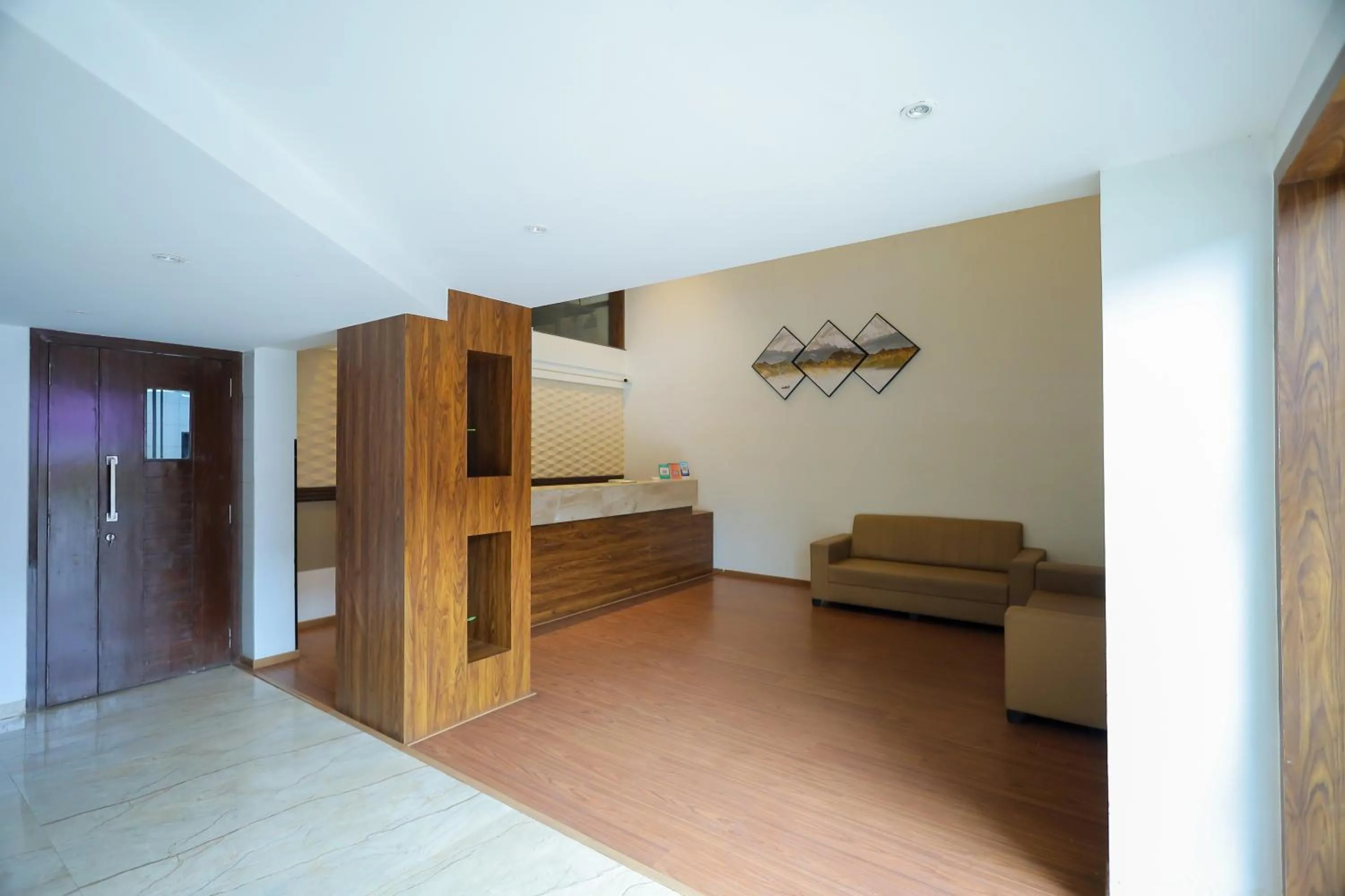 Lobby or reception in Hotel Plaza Heights by RAK Rooms, Mangaluru
