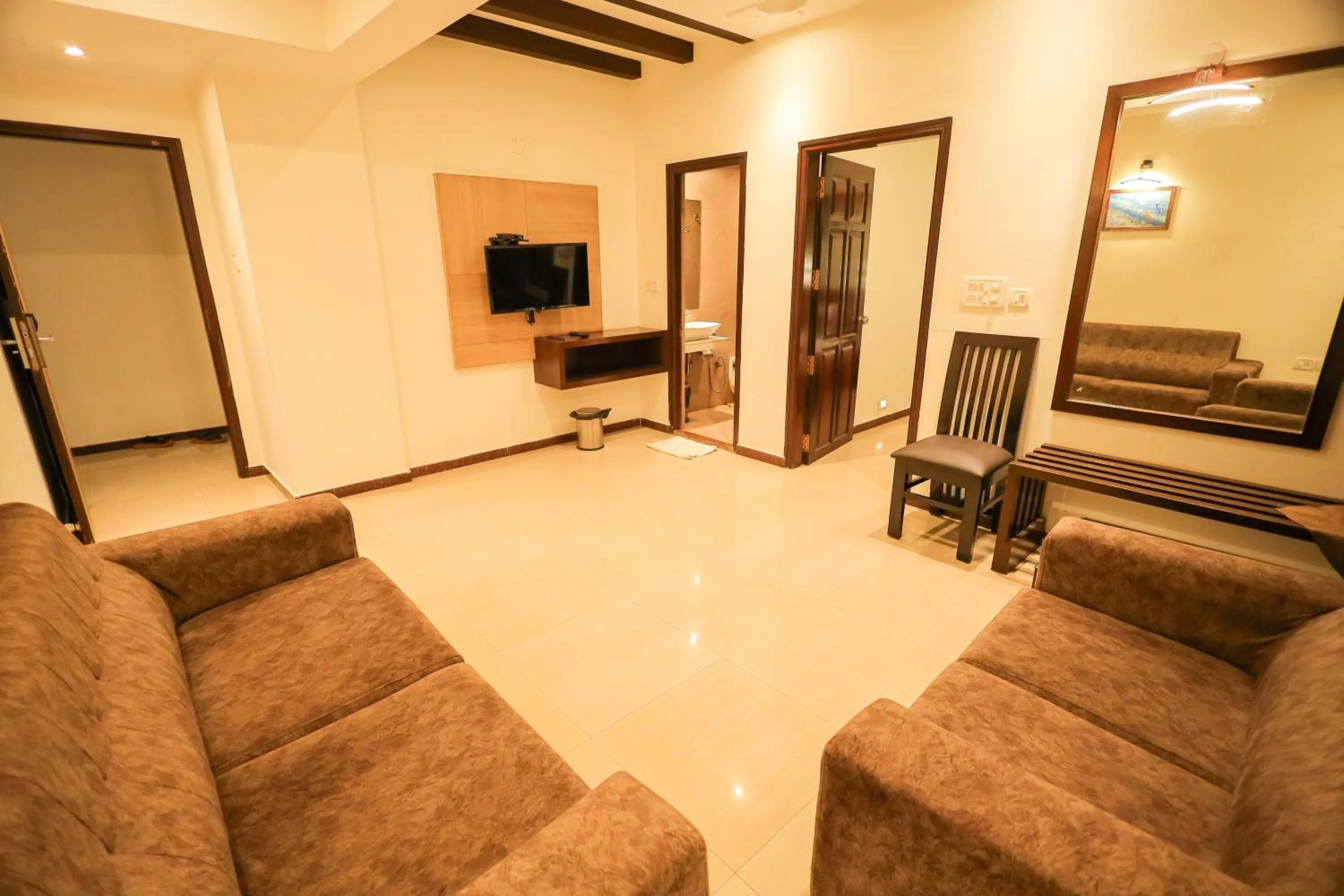 Living room in Hotel Plaza Heights by RAK Rooms, Mangaluru