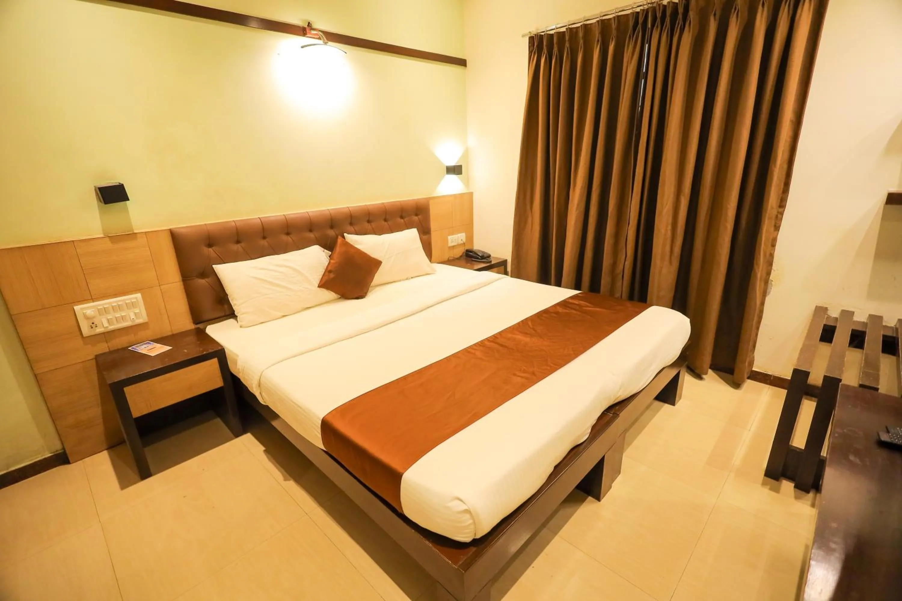 Bedroom, Bed in Hotel Plaza Heights by RAK Rooms, Mangaluru