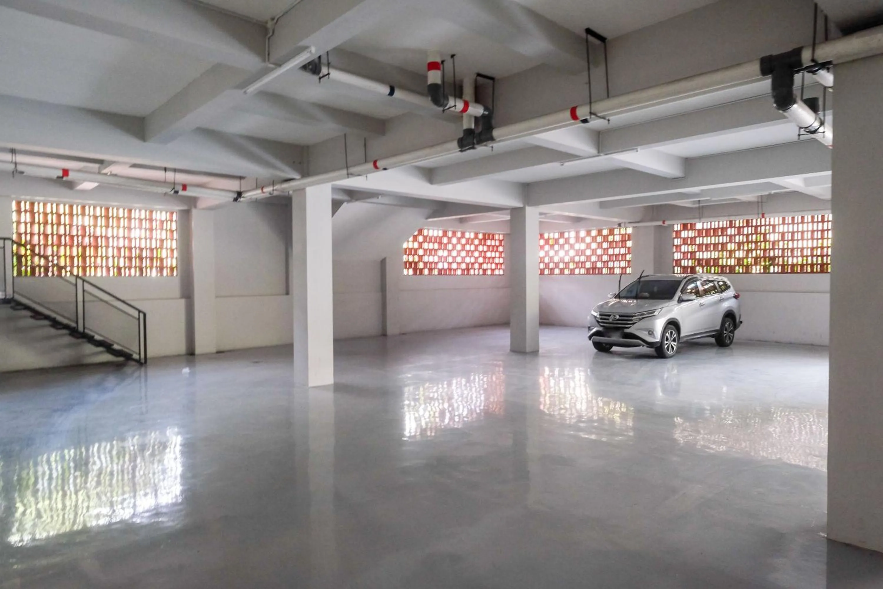 Parking in RedDoorz Plus near UMS Solo 2