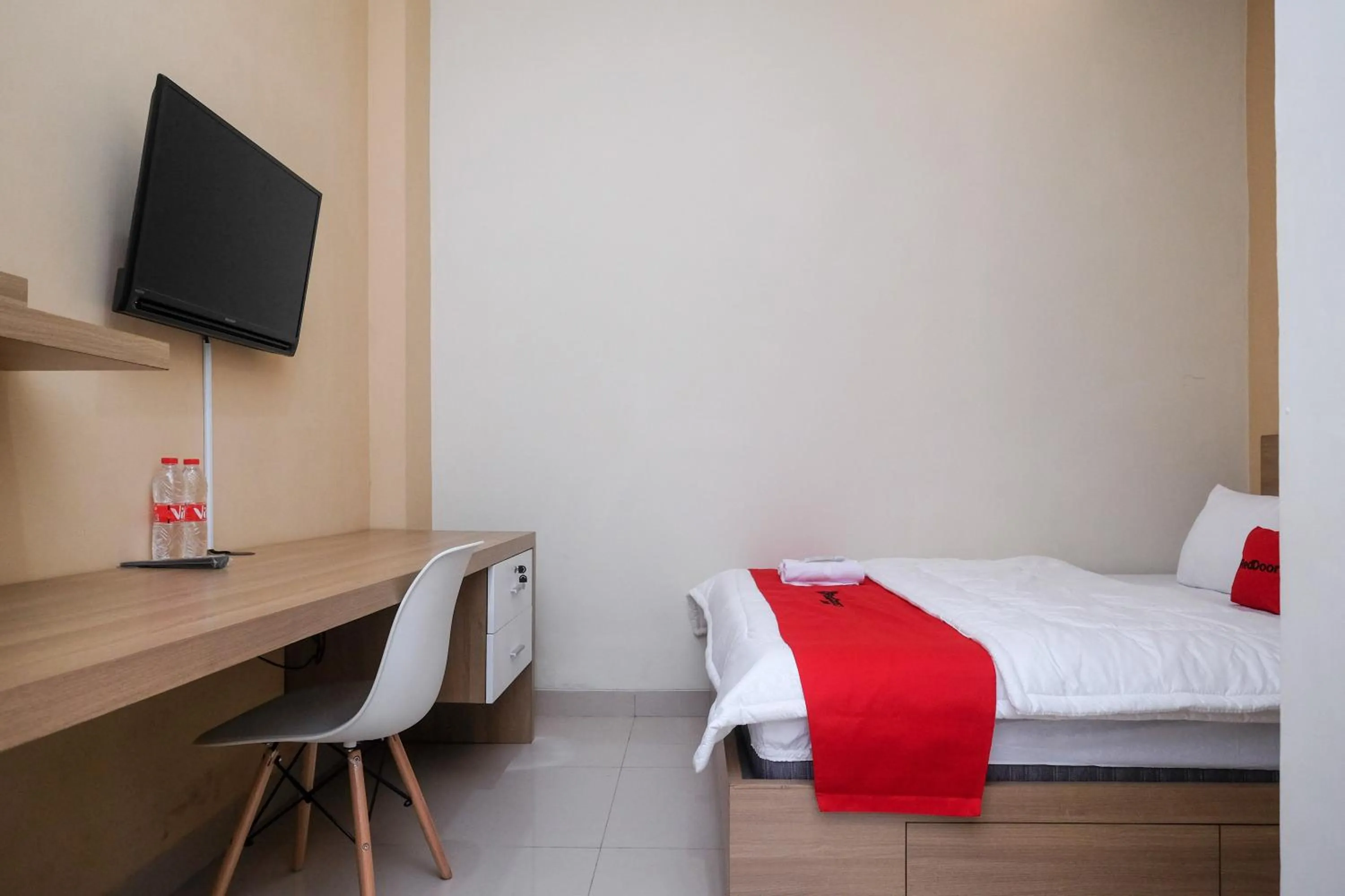 Bedroom, Bed in RedDoorz Plus near UMS Solo 2