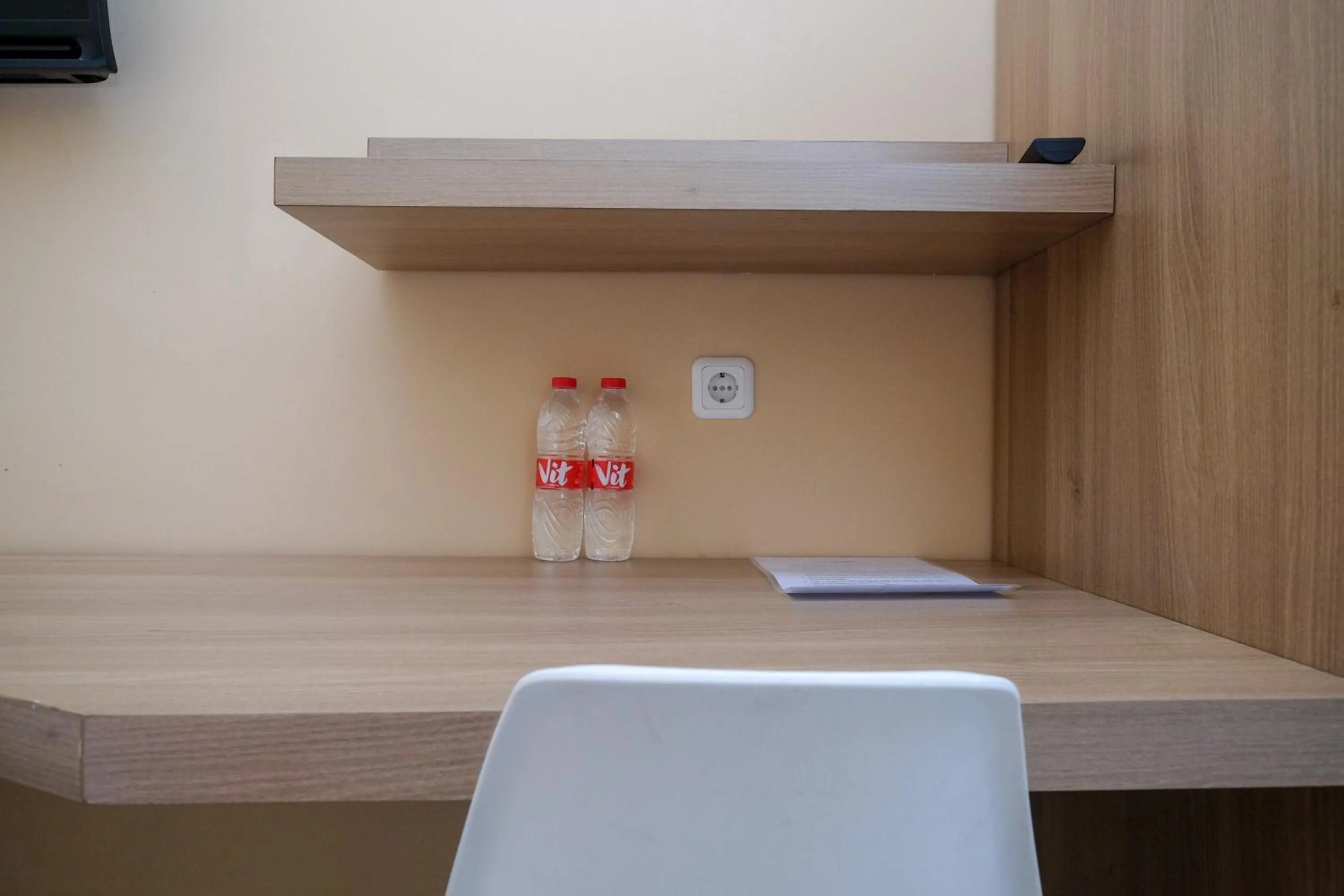 hair dresser in RedDoorz Plus near UMS Solo 2