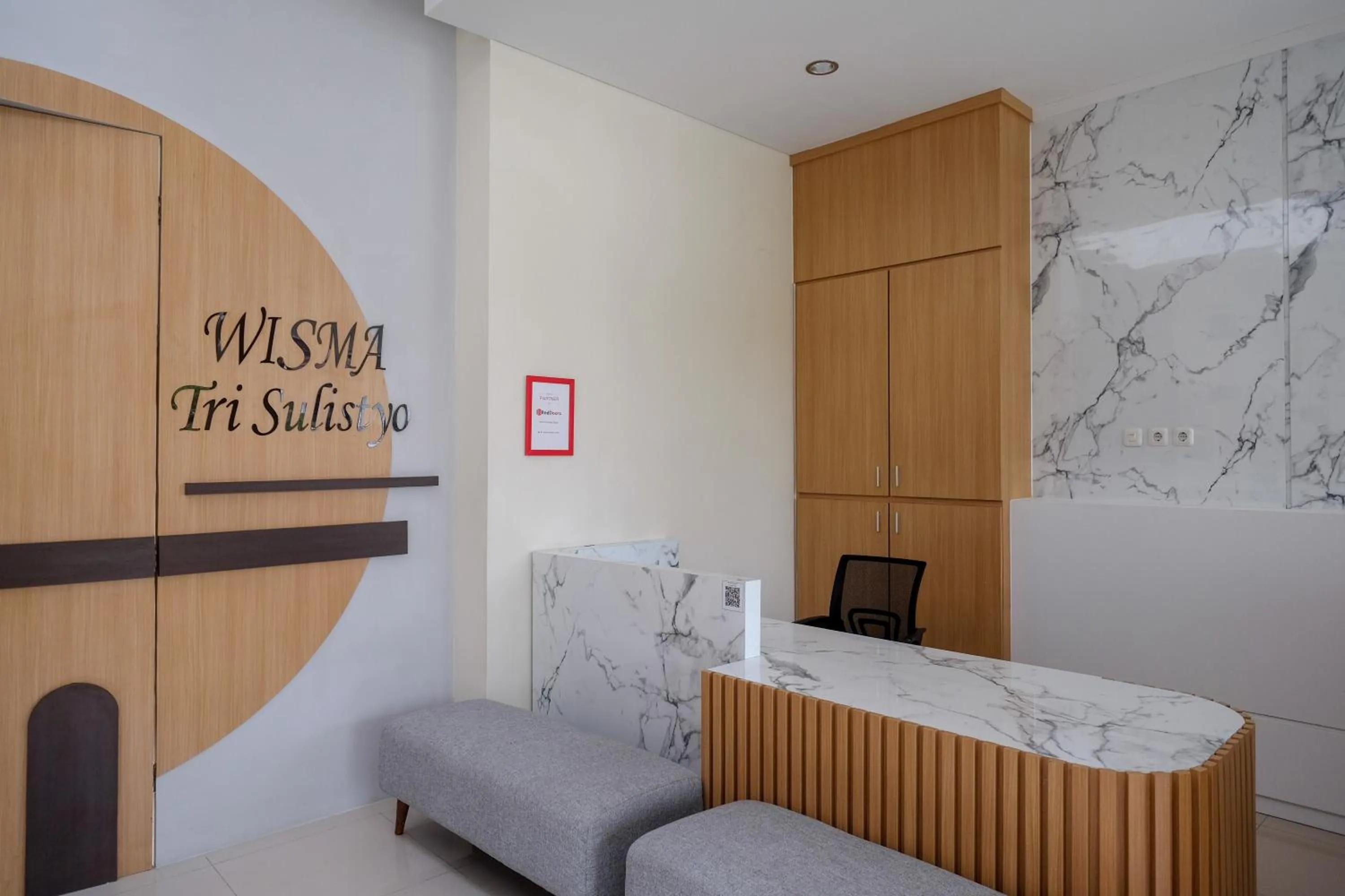 Lobby or reception, Bed in RedDoorz Plus near UMS Solo 2