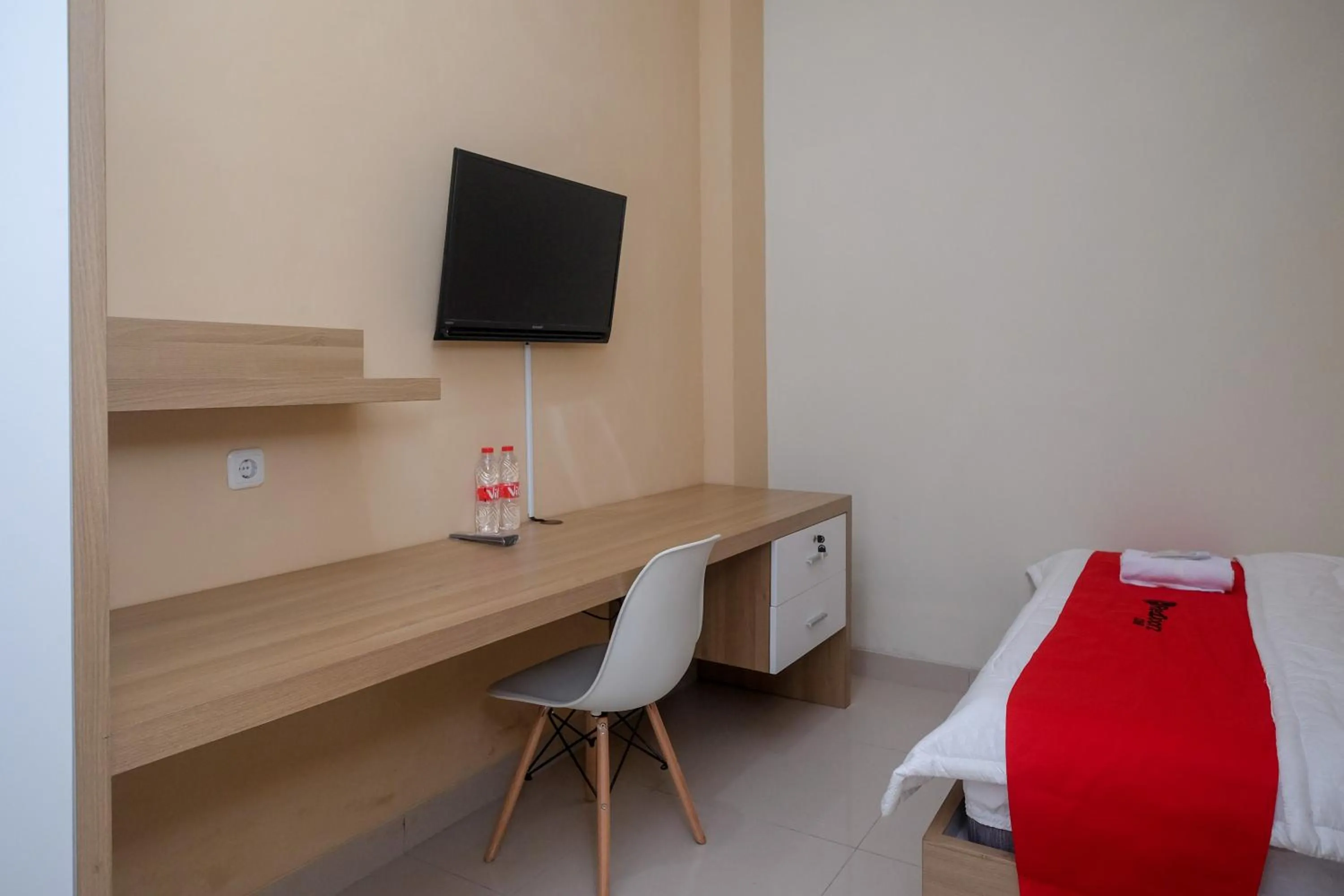 Bedroom, Bed in RedDoorz Plus near UMS Solo 2