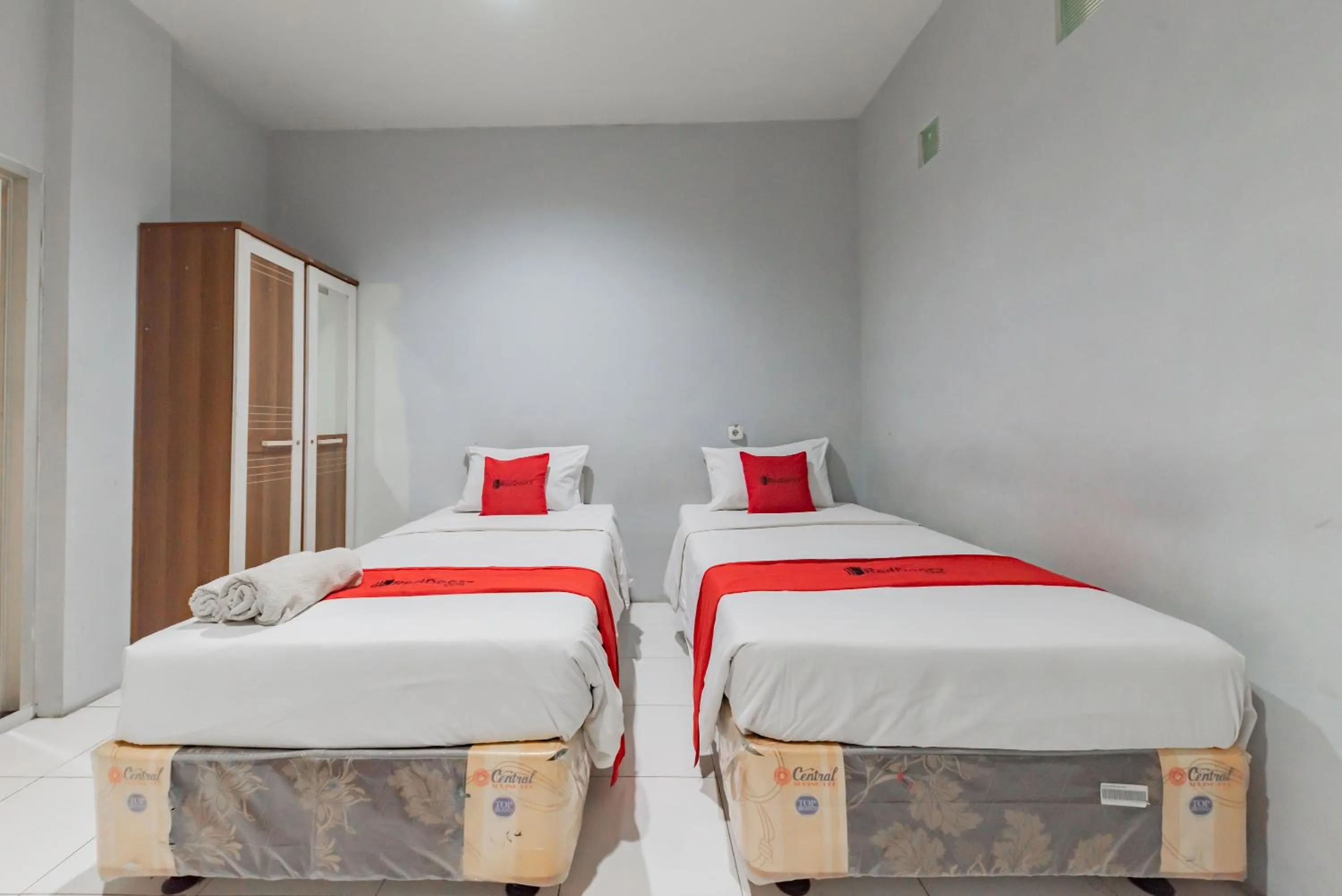 Bedroom, Bed in RedDoorz @ Pelajar Pejuang 3