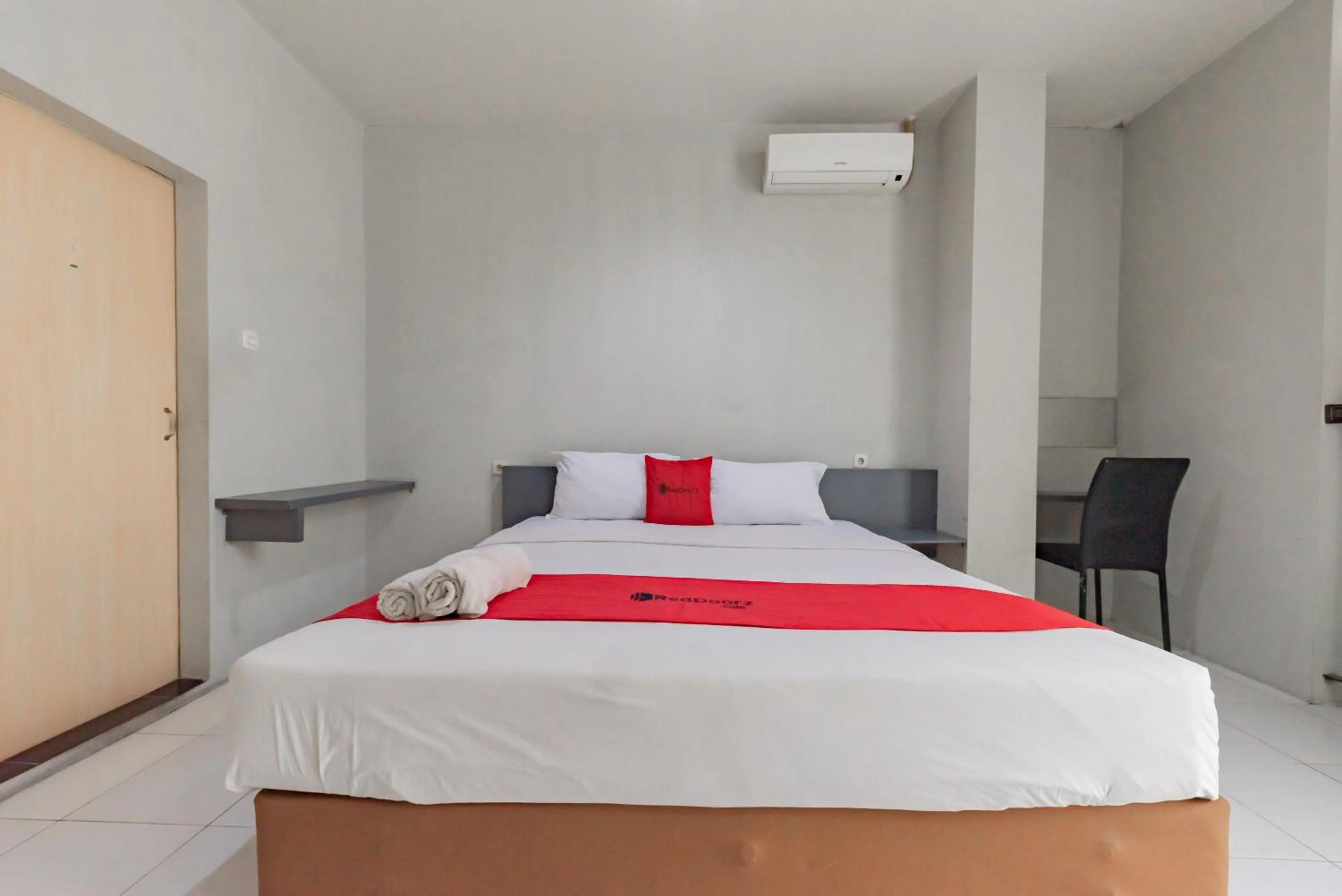 Bedroom, Bed in RedDoorz @ Pelajar Pejuang 3