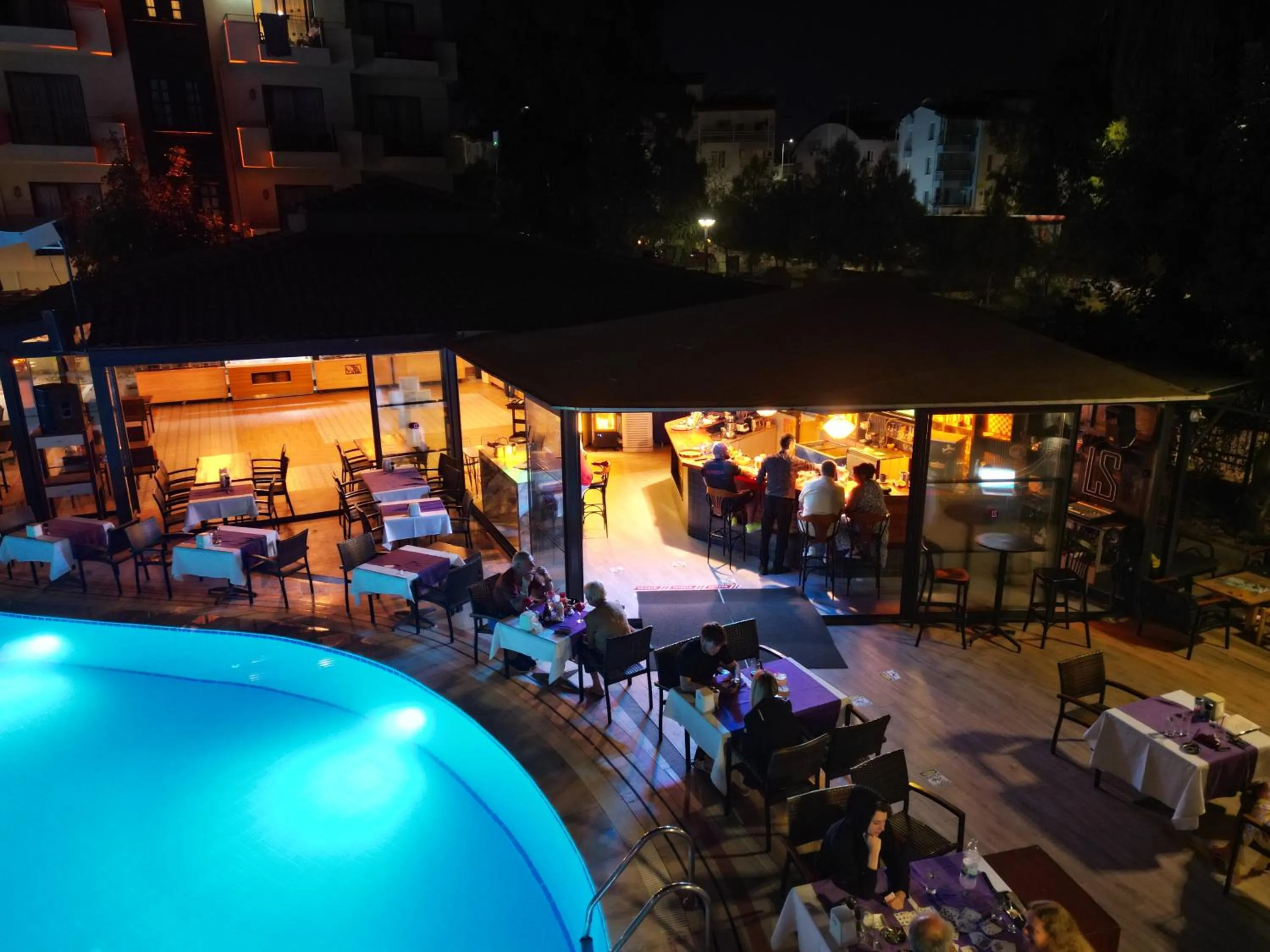 Restaurant/places to eat in LEMAS SUITE HOTEL