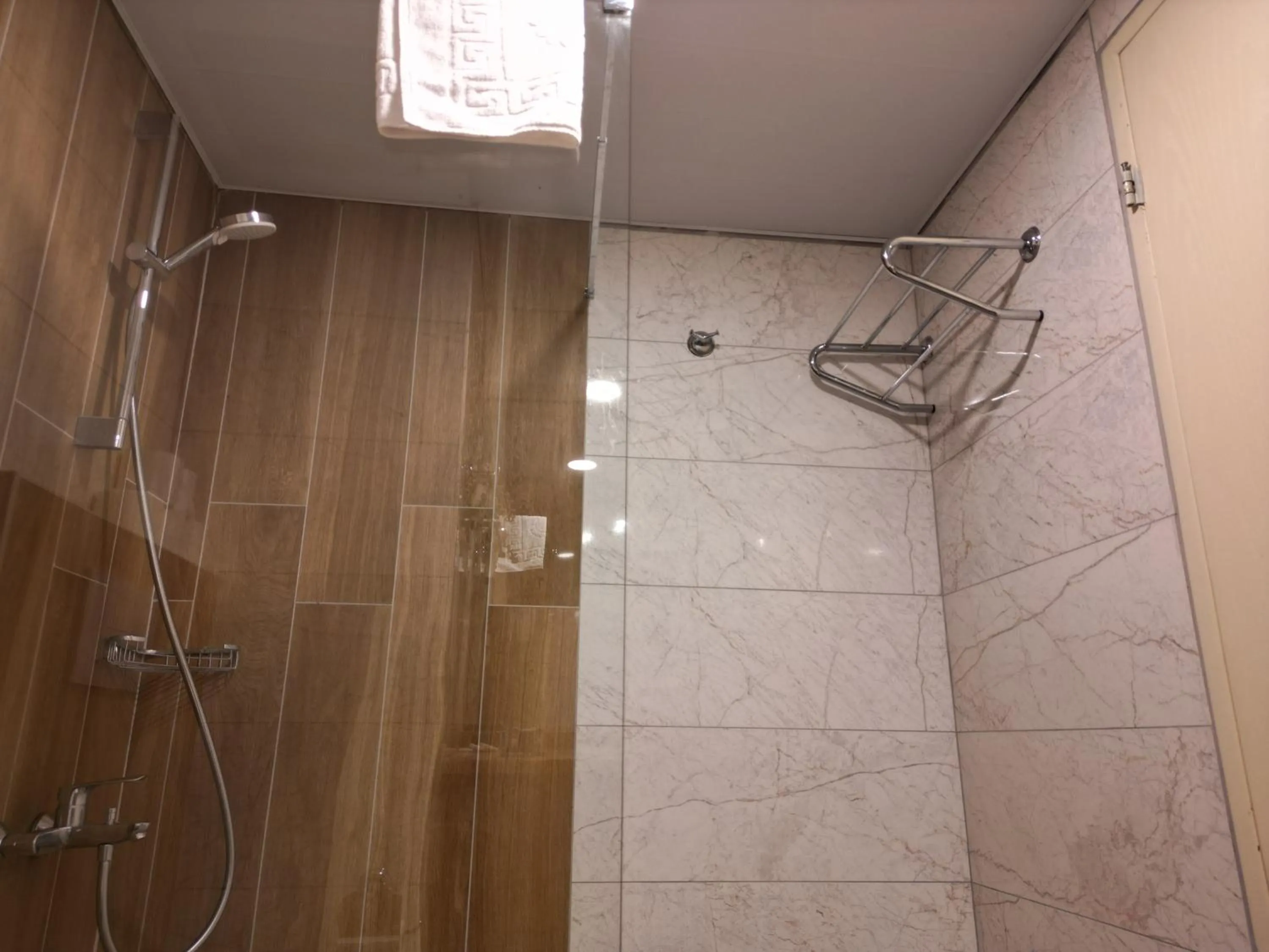 Shower in LEMAS SUITE HOTEL