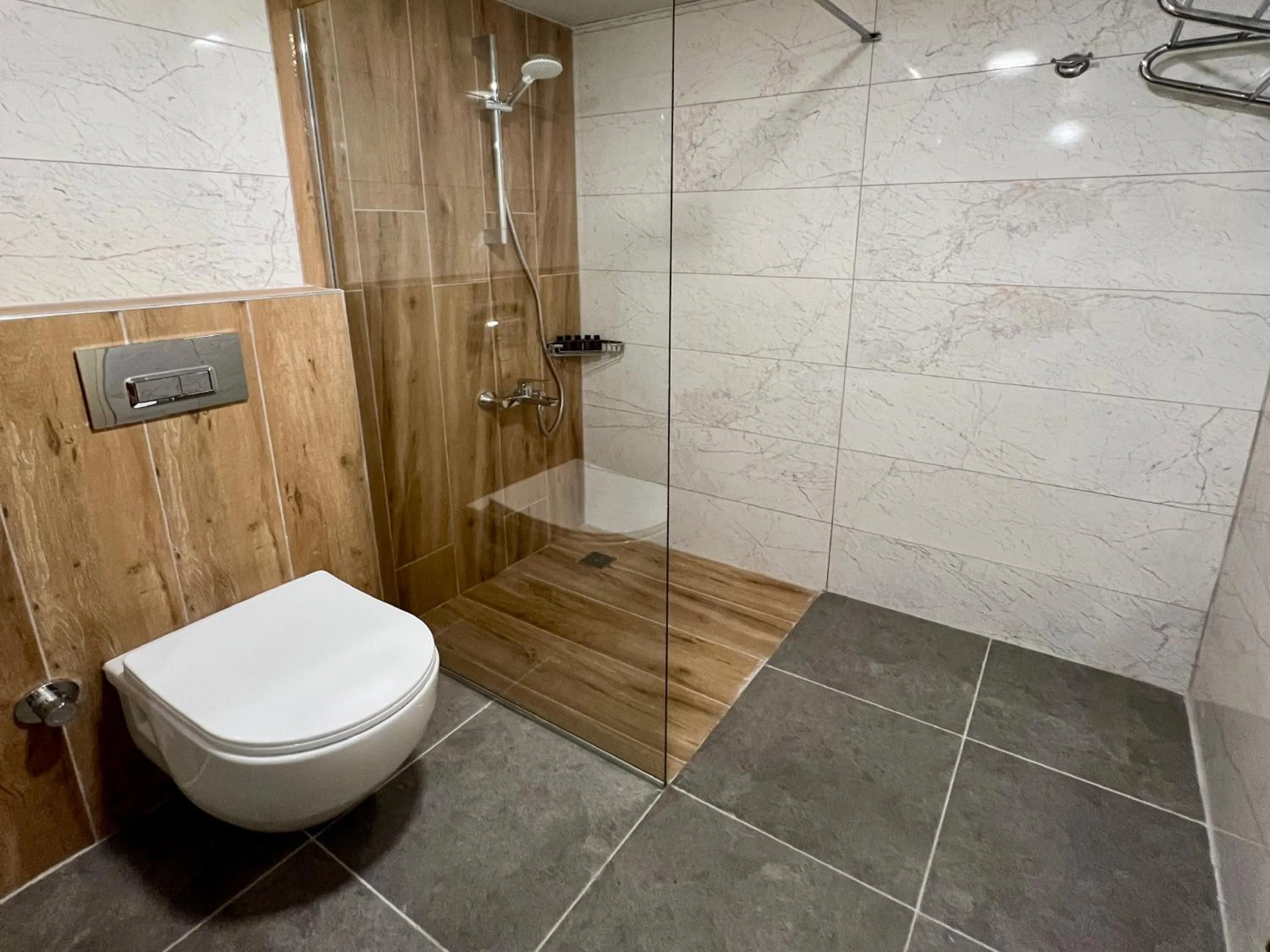 Shower in LEMAS SUITE HOTEL