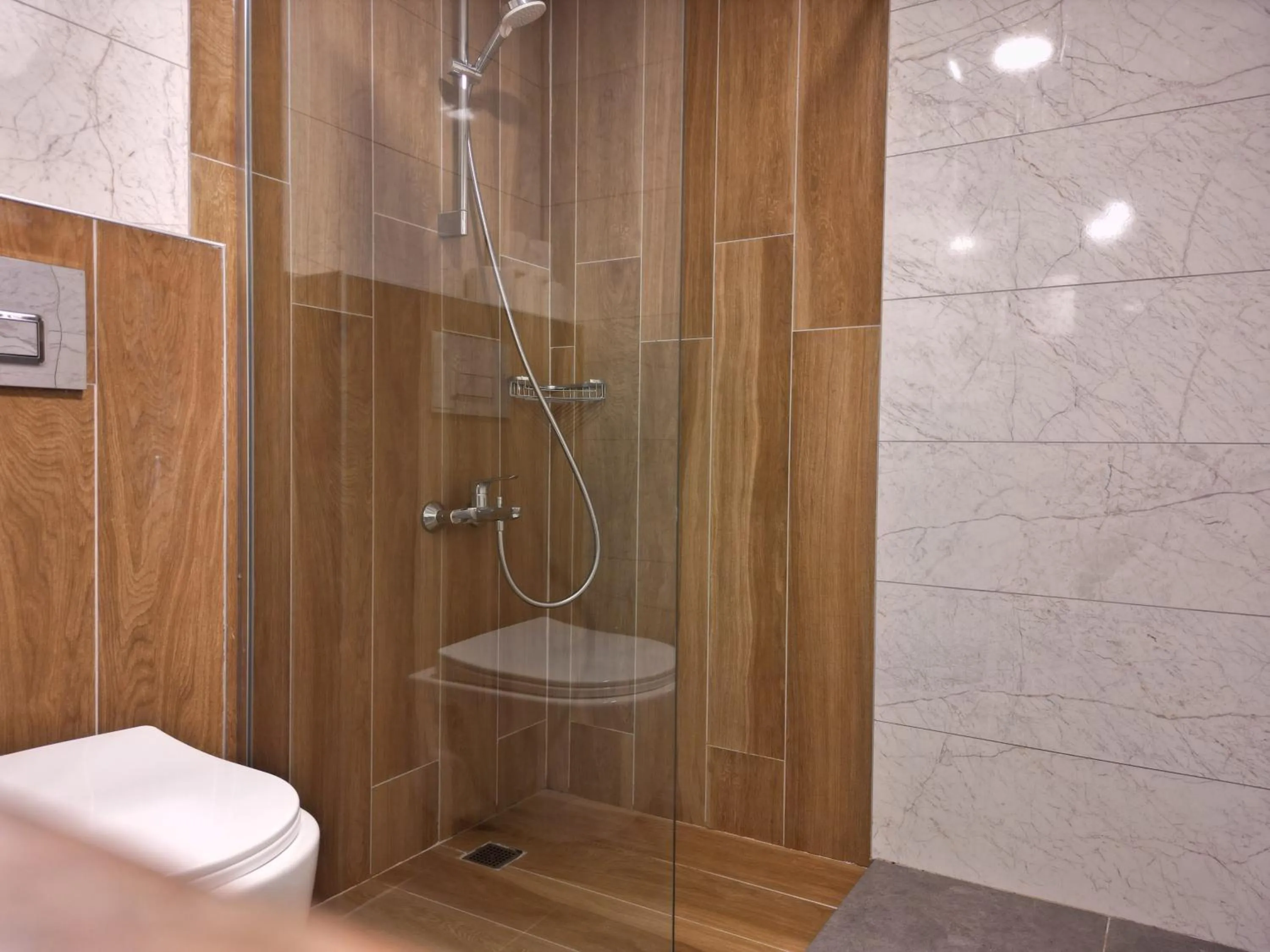 Shower in LEMAS SUITE HOTEL