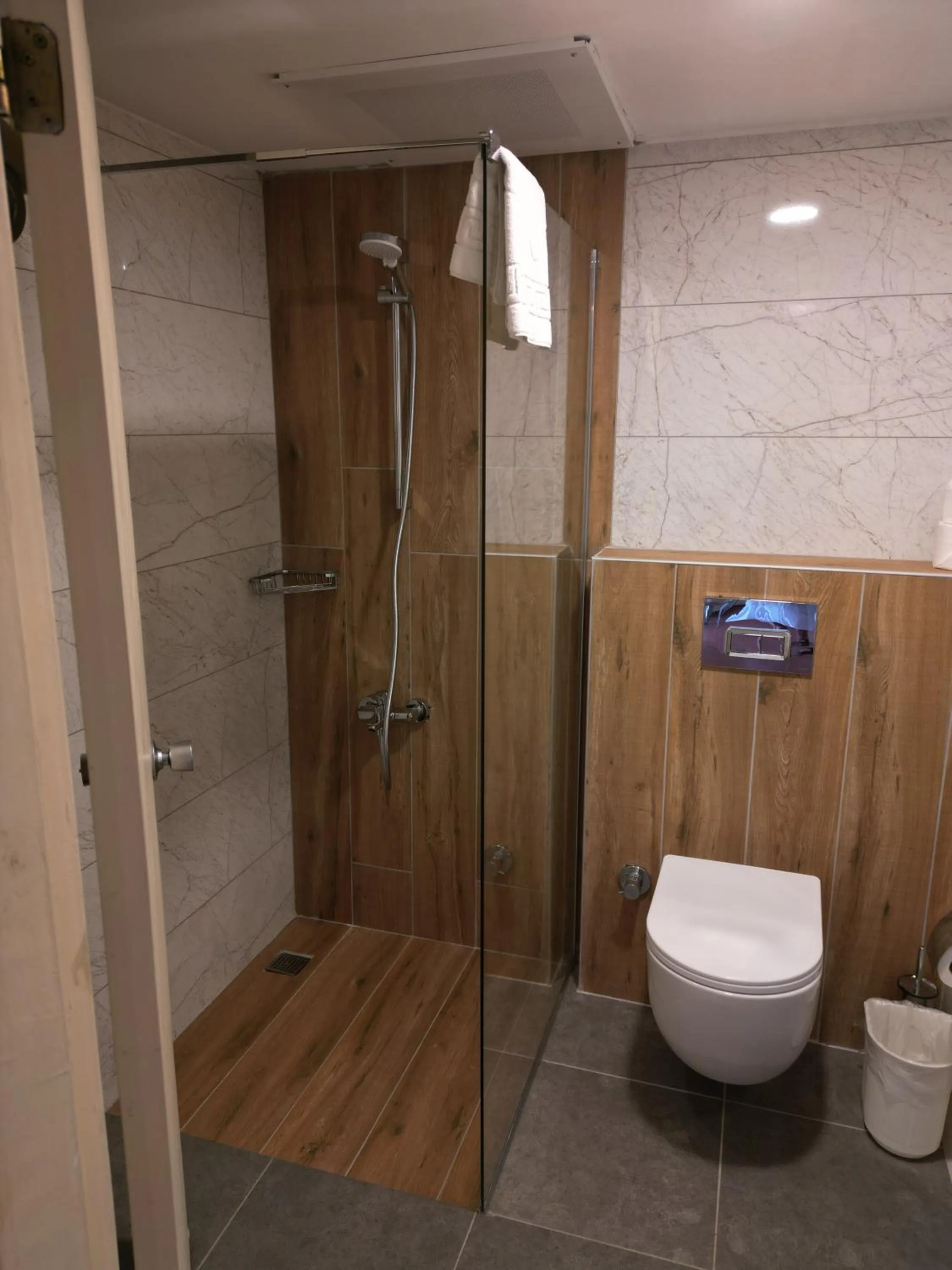 Shower in LEMAS SUITE HOTEL