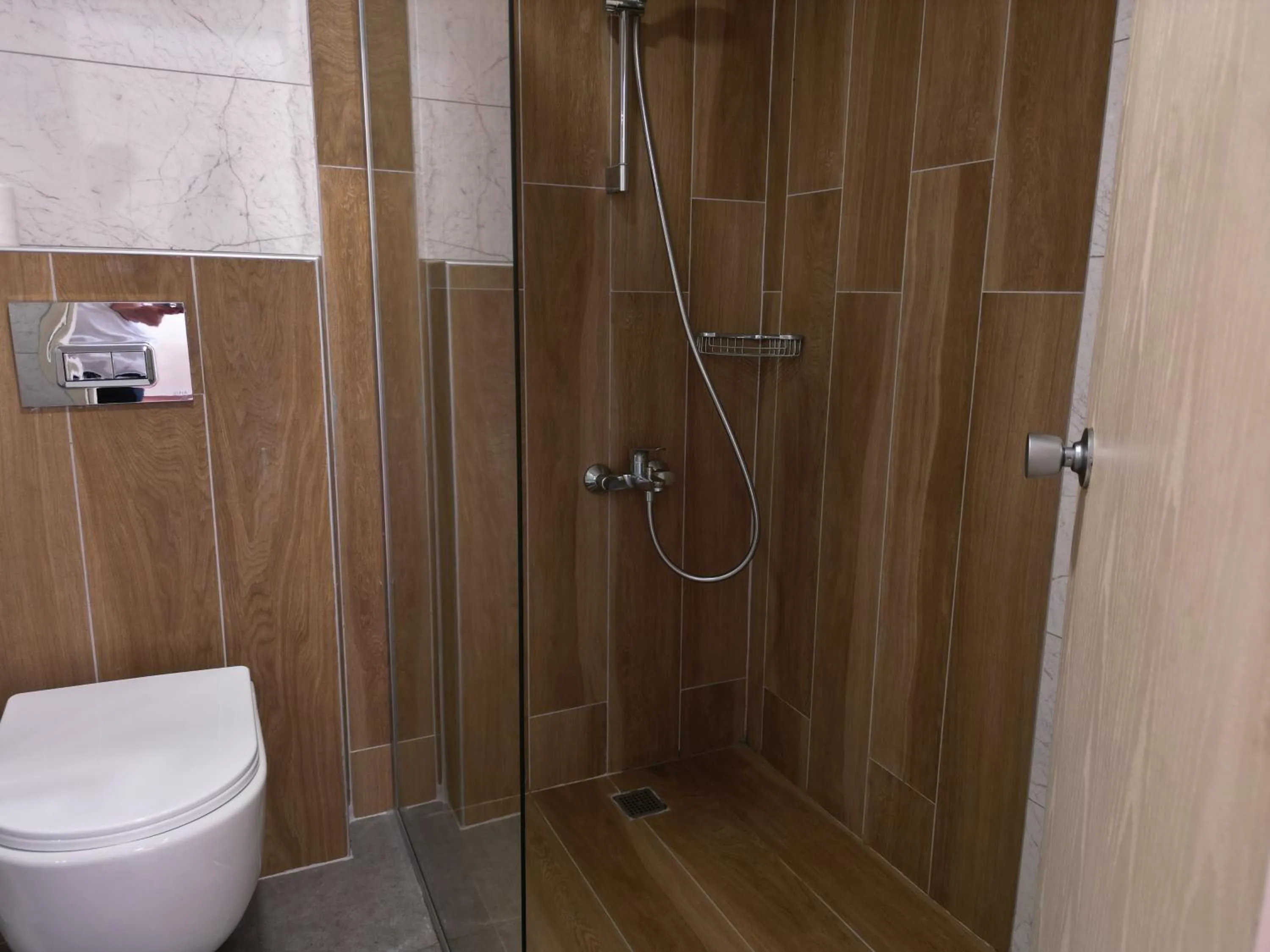 Shower in LEMAS SUITE HOTEL