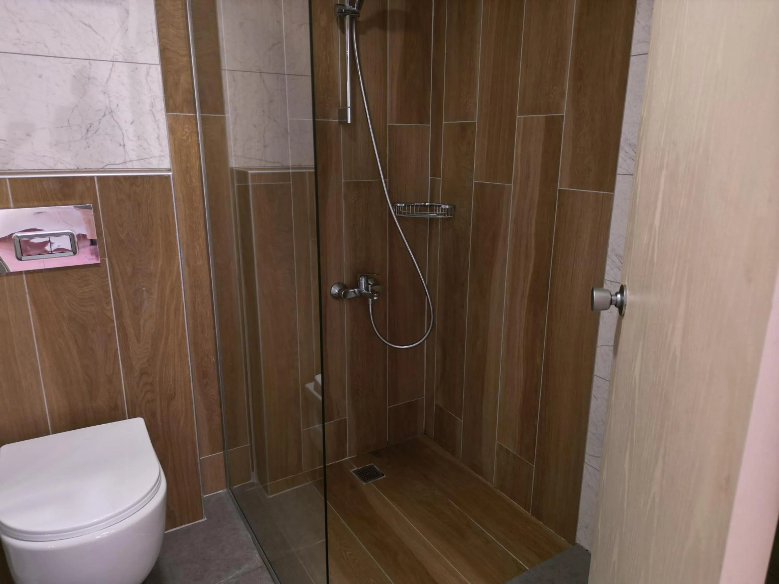 Shower in LEMAS SUITE HOTEL