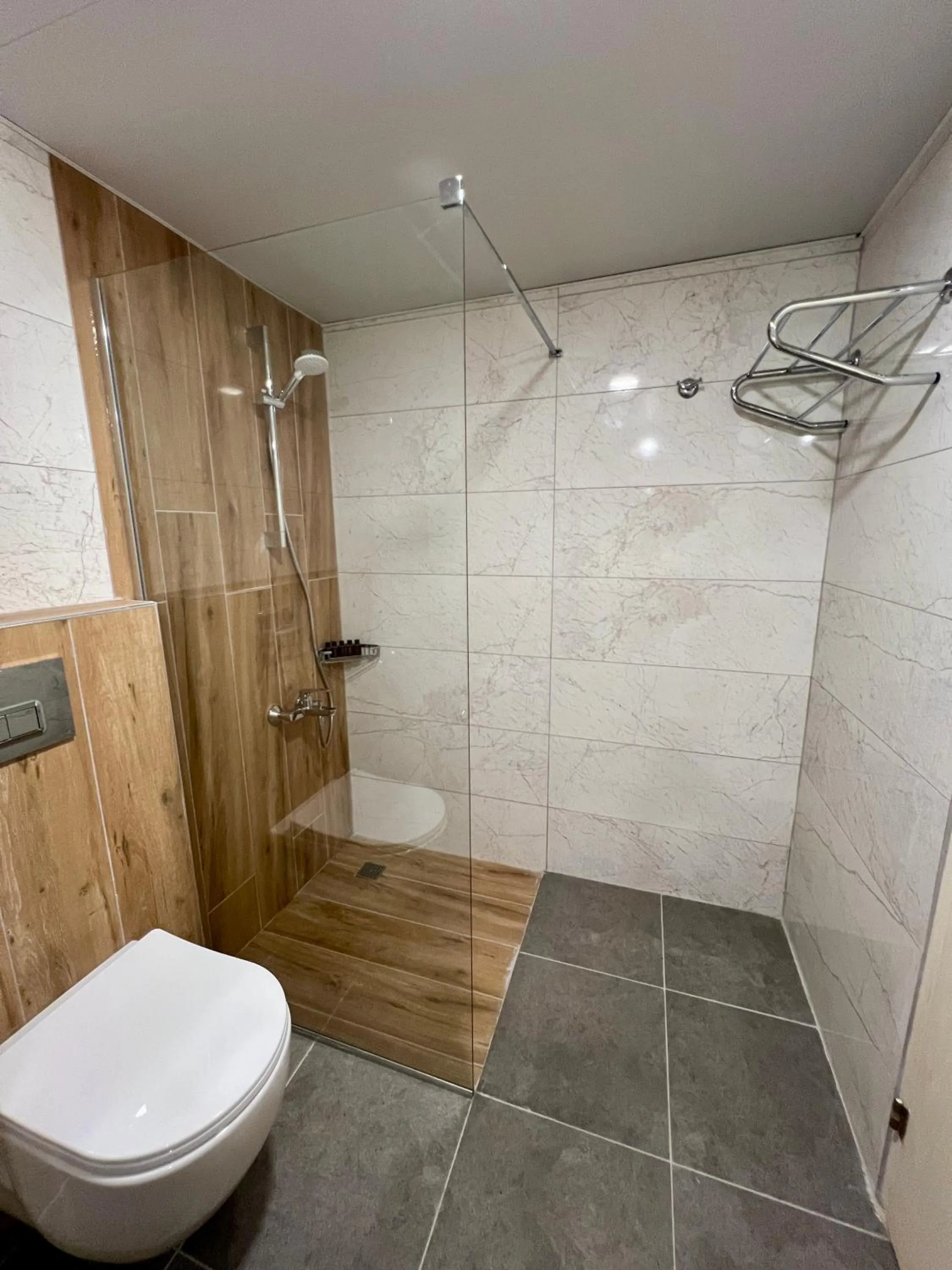 Shower in LEMAS SUITE HOTEL