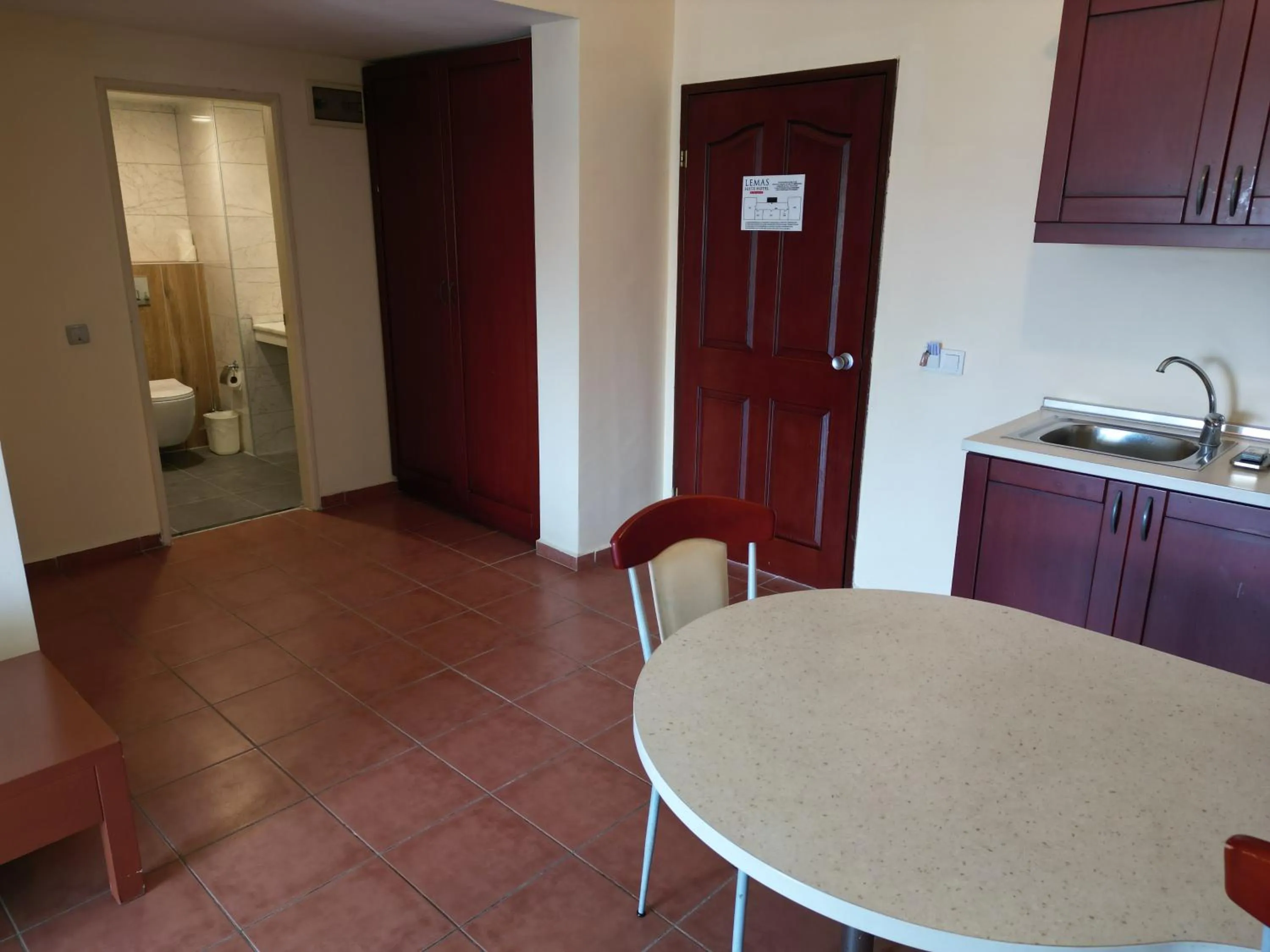 Kitchen or kitchenette in LEMAS SUITE HOTEL