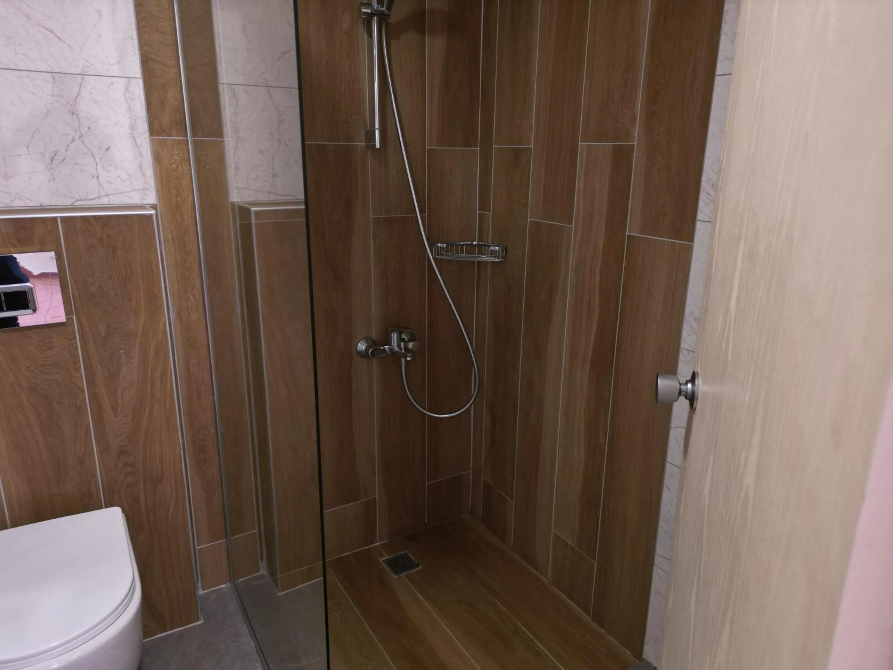 Shower in LEMAS SUITE HOTEL