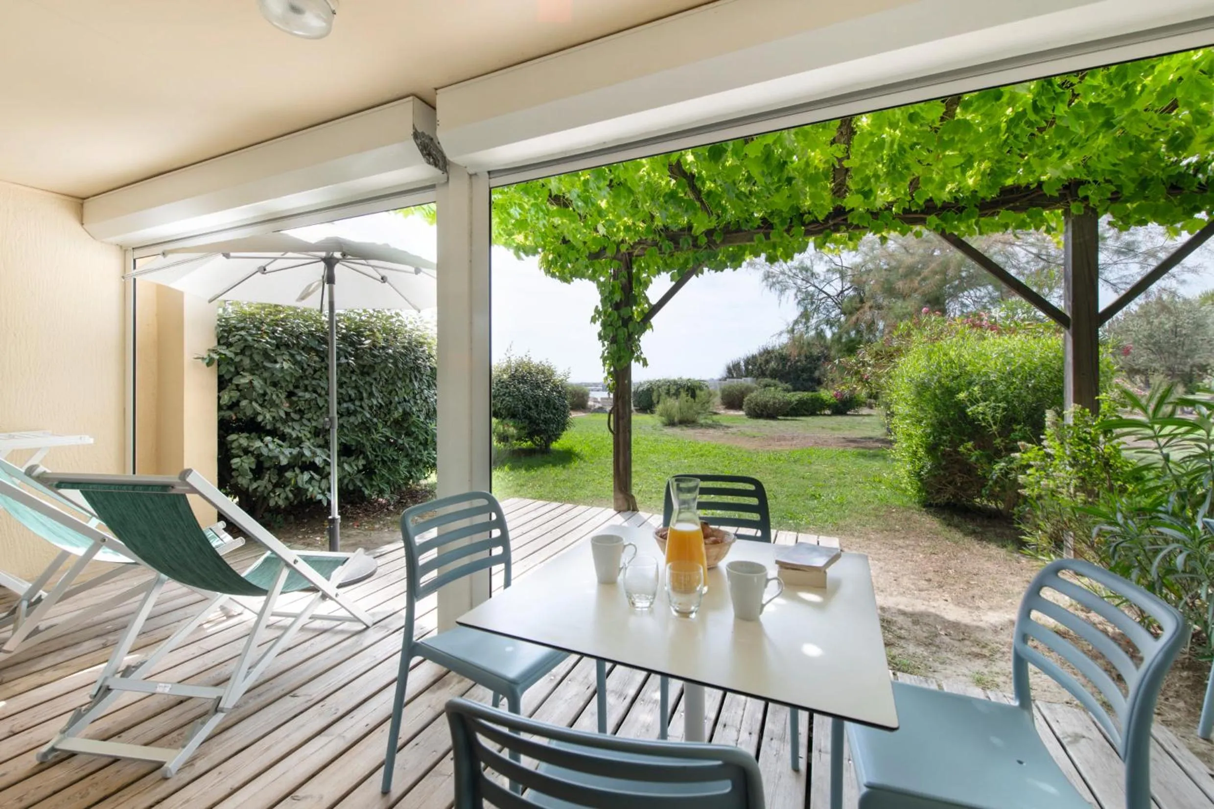 Patio in SOWELL Family Grau du Roi