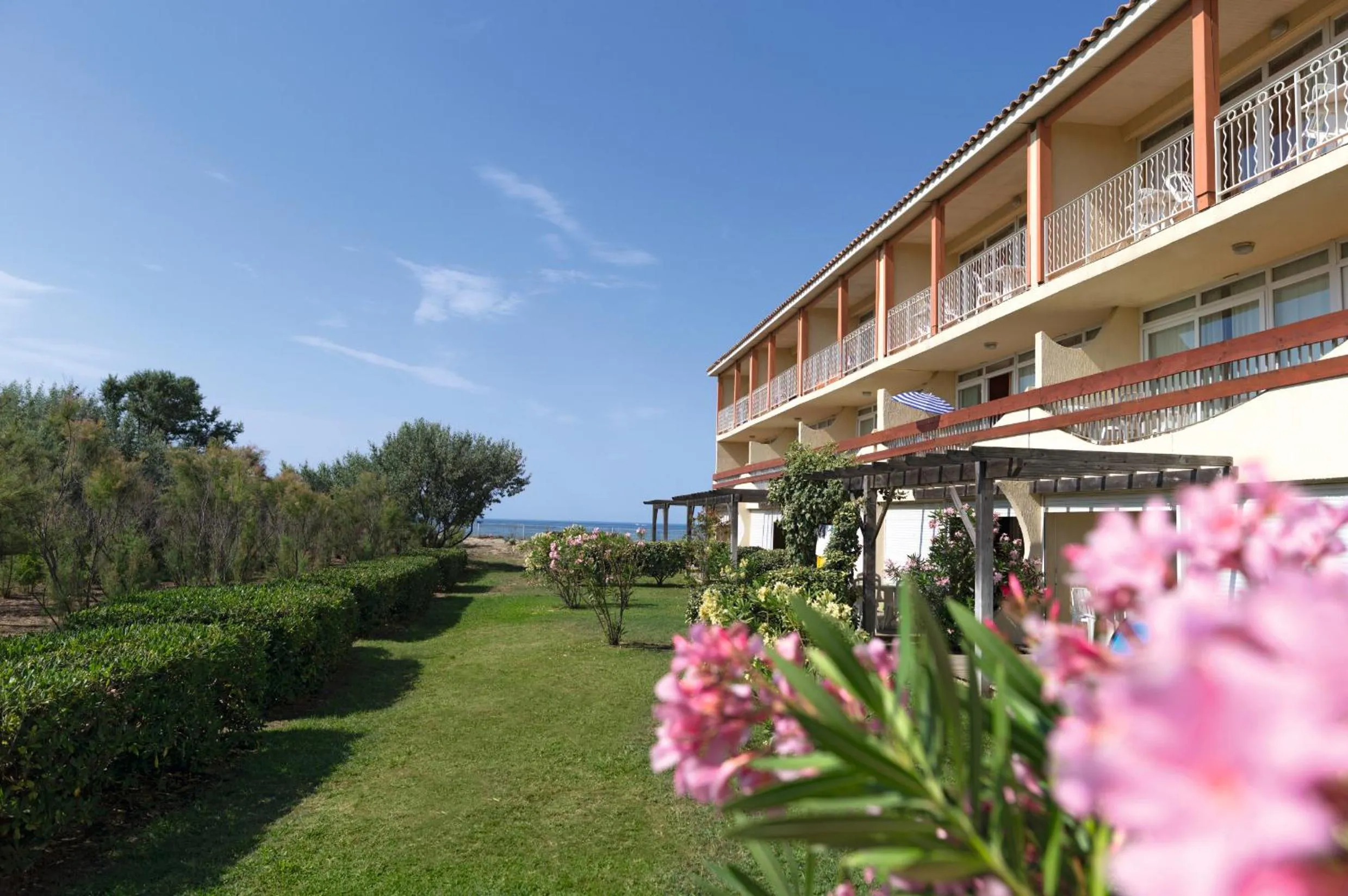 Garden in SOWELL Family Grau du Roi