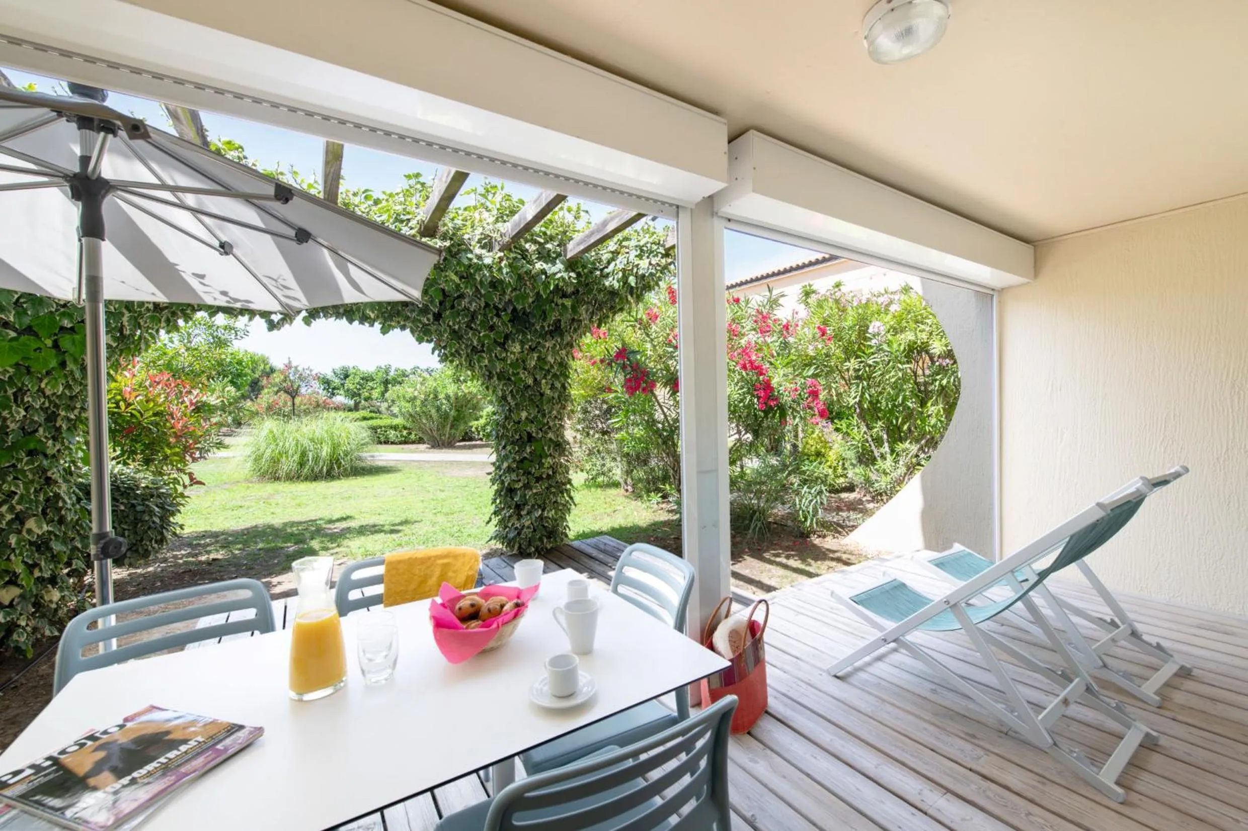 Patio in SOWELL Family Grau du Roi