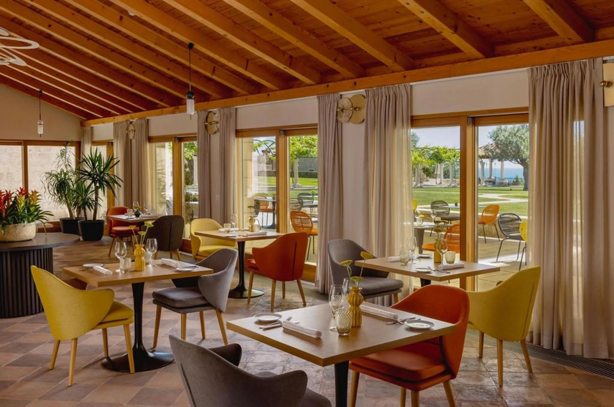 Restaurant/places to eat in Palace Natali