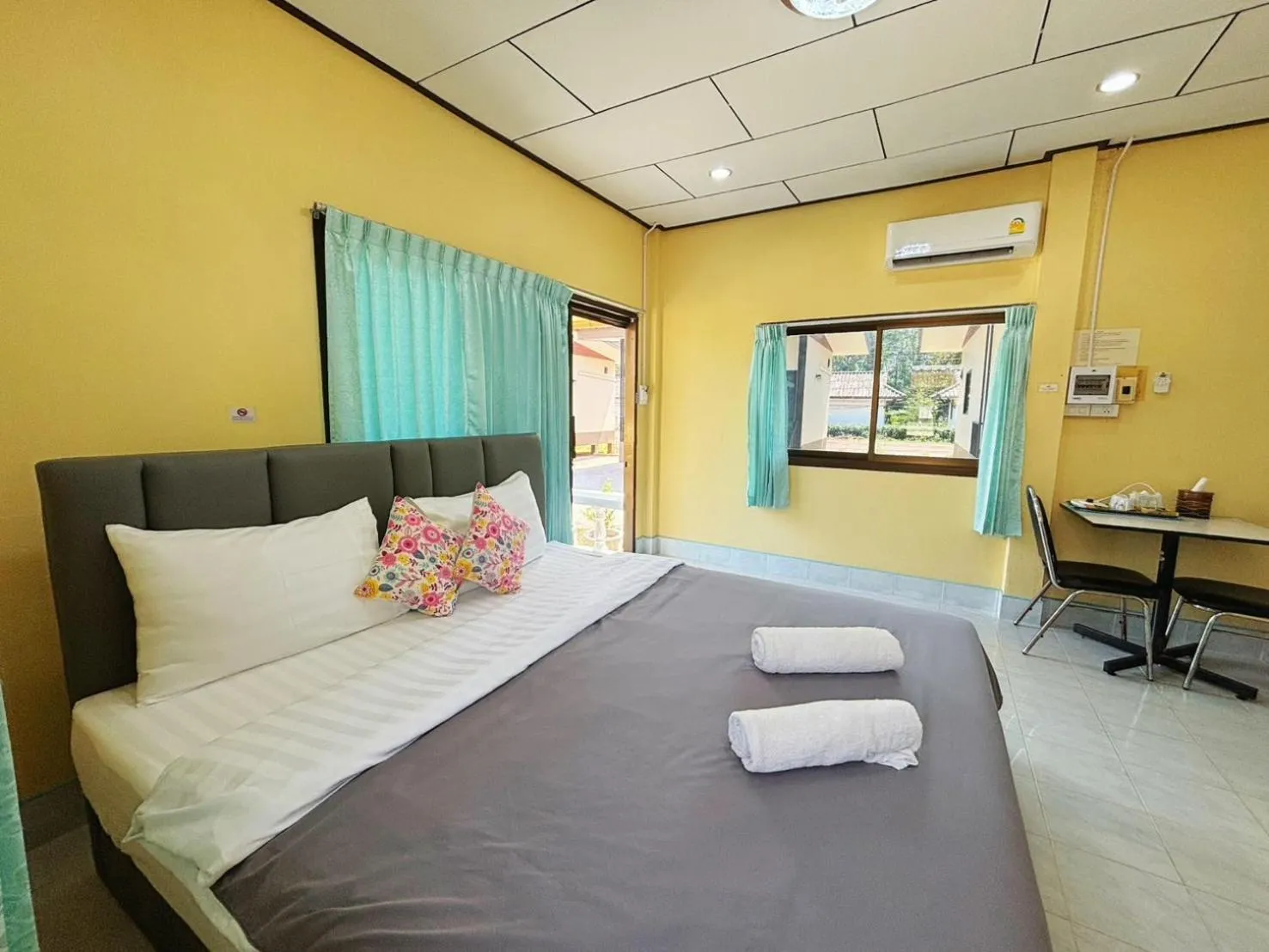 Property building, Bed in Thungwua laen resort
