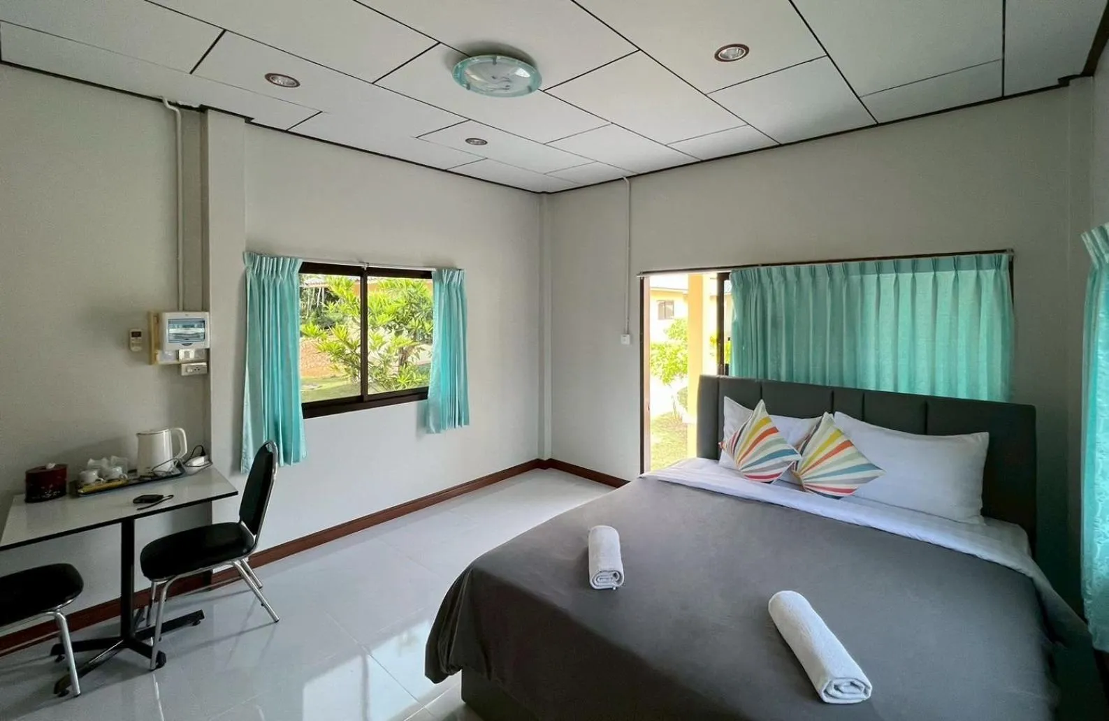 Restaurant/places to eat, Bed in Thungwua laen resort