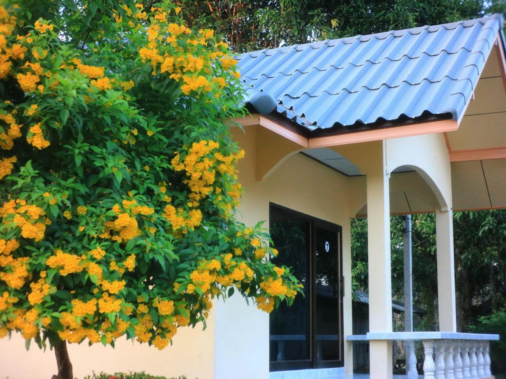 Garden in Thungwua laen resort