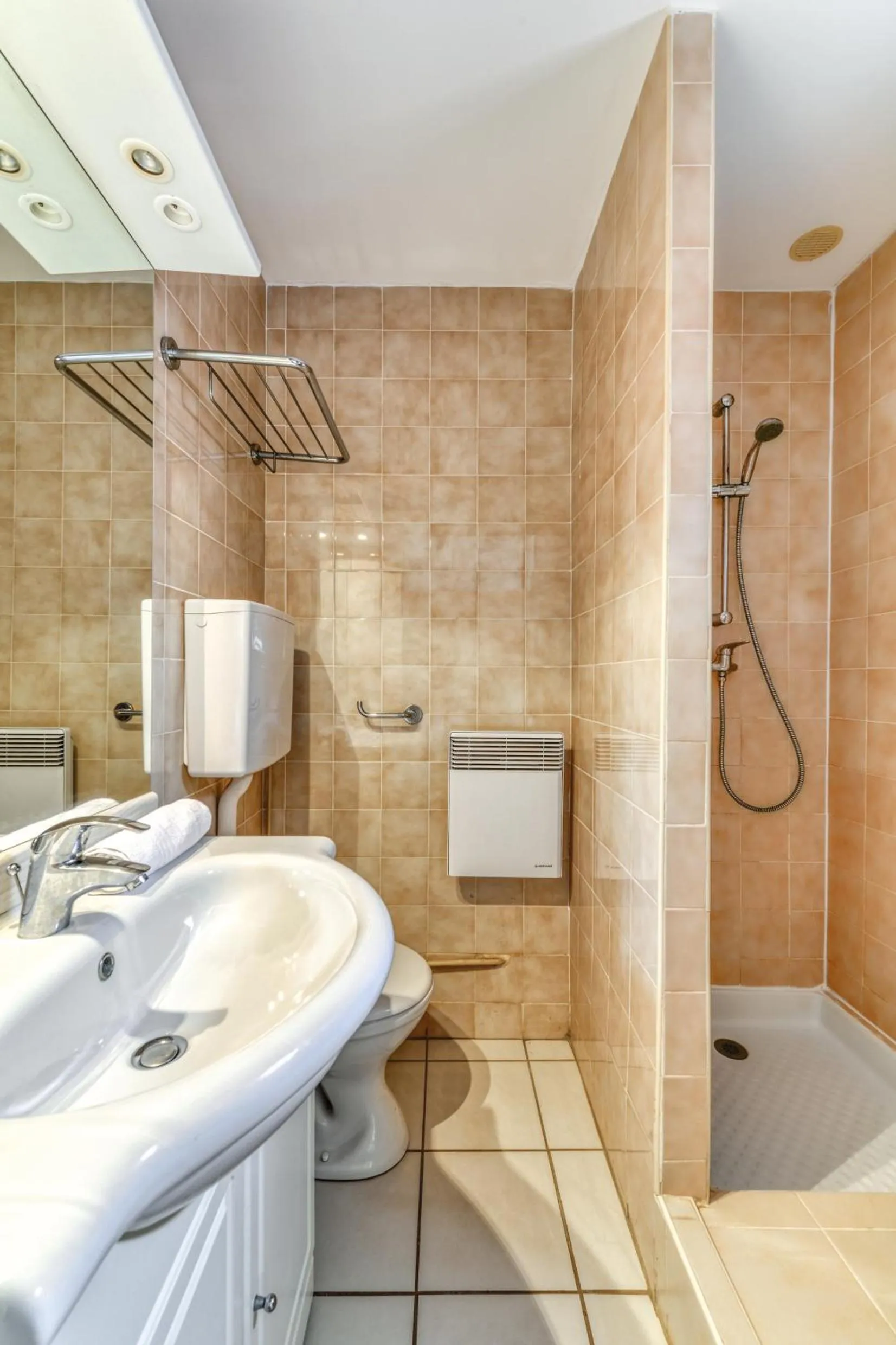 Bathroom in SOWELL RESIDENCES Les Lauriers Roses