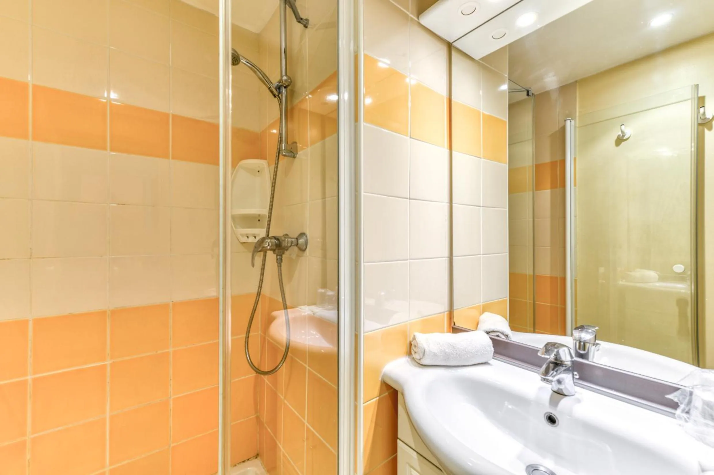 Bathroom in SOWELL RESIDENCES Les Lauriers Roses