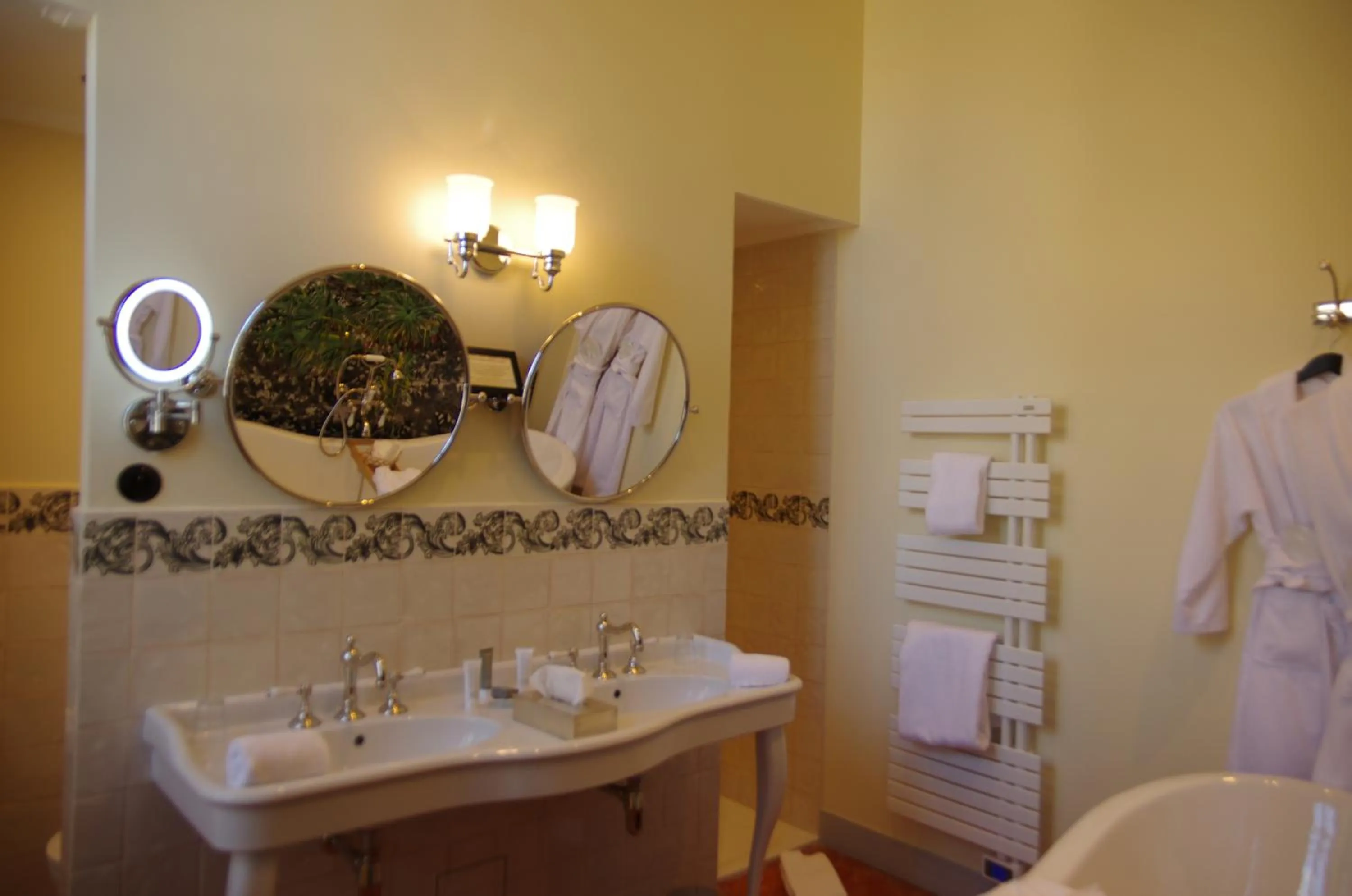 Bathroom in Château de Collias