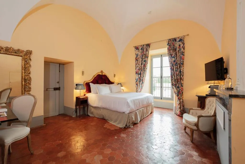 Photo of the whole room, Bed in Château de Collias