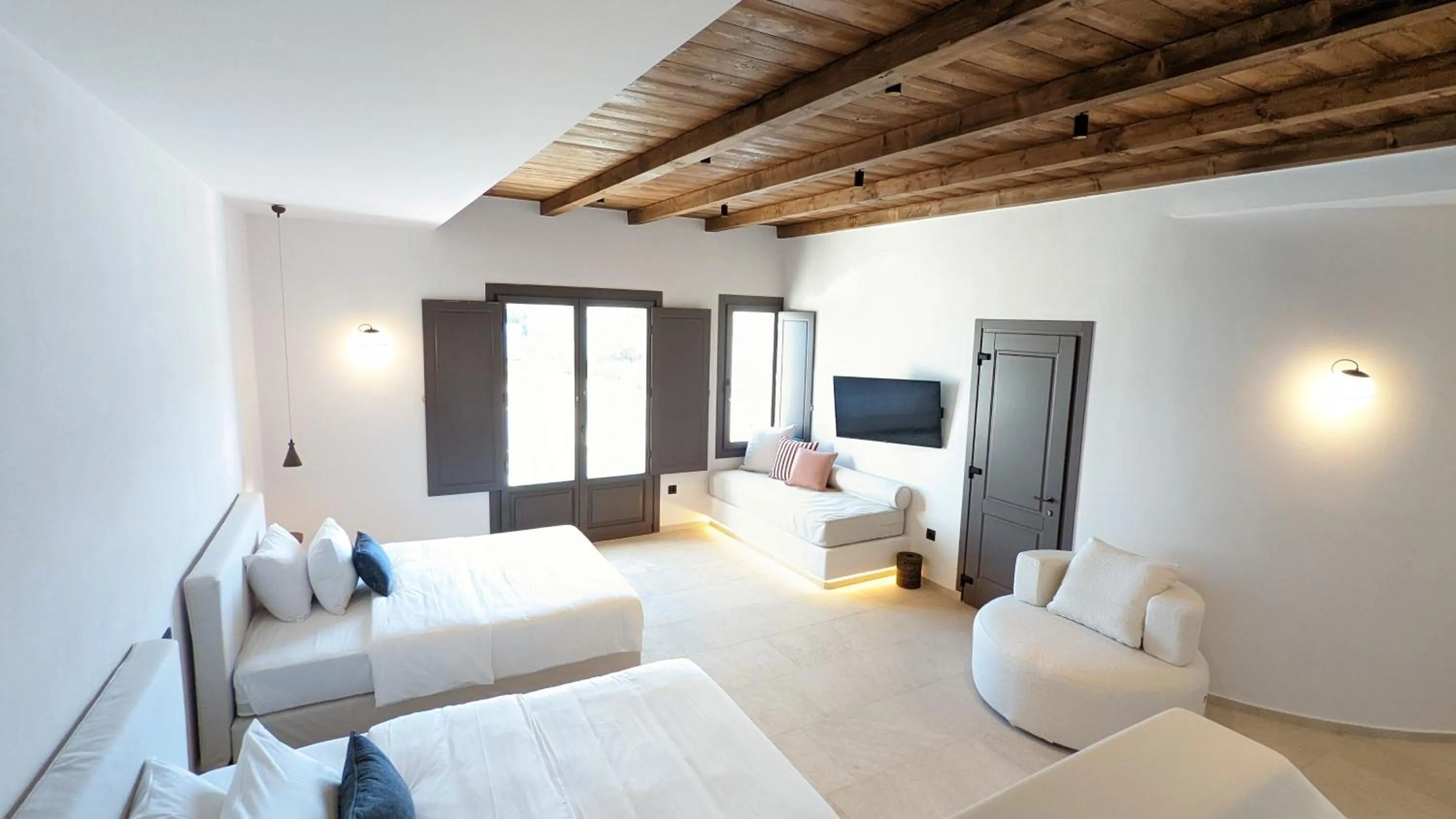 Communal lounge/ TV room in Pelican Bay Hotel