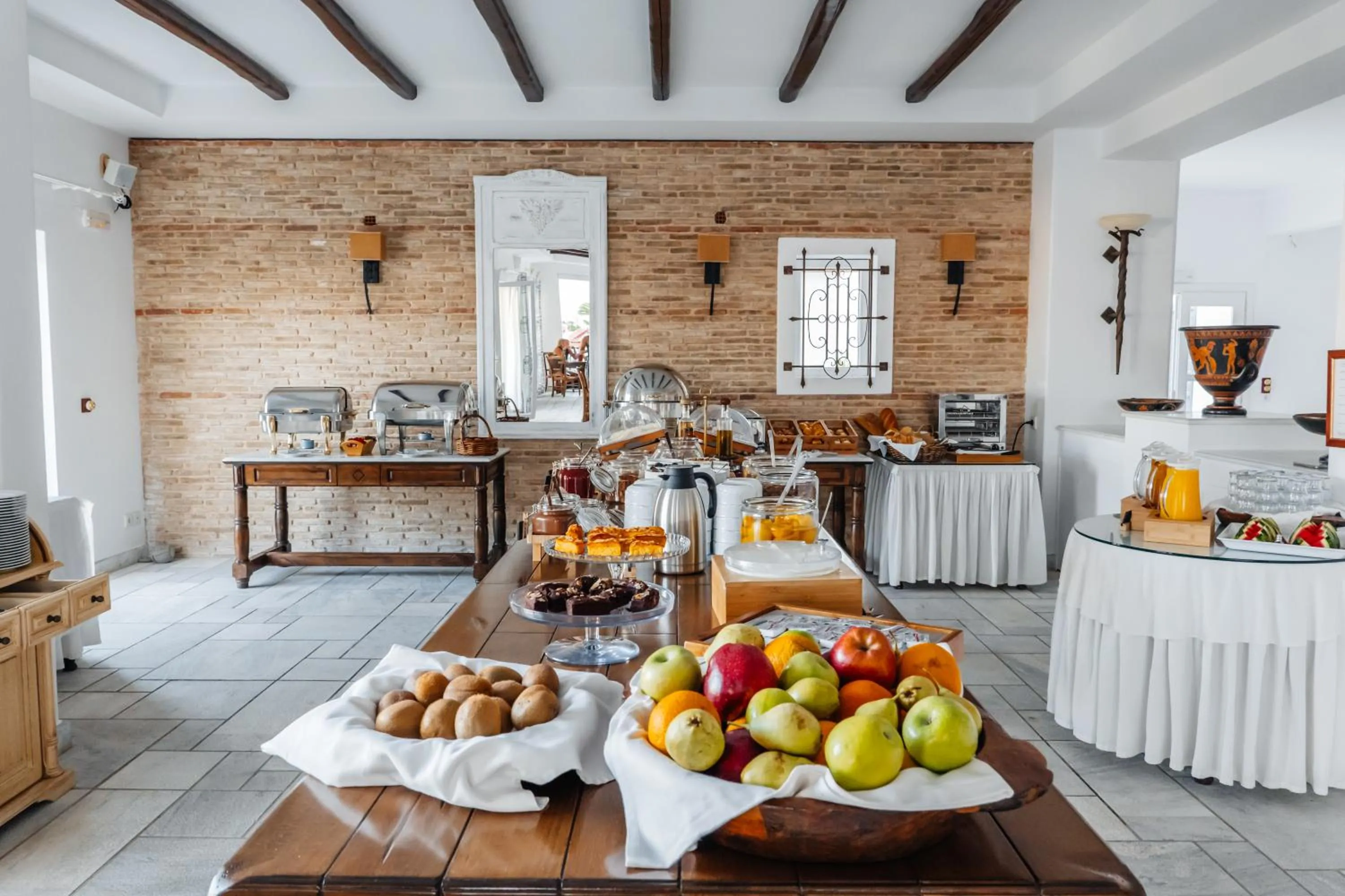 Restaurant/places to eat in Pelican Bay Hotel