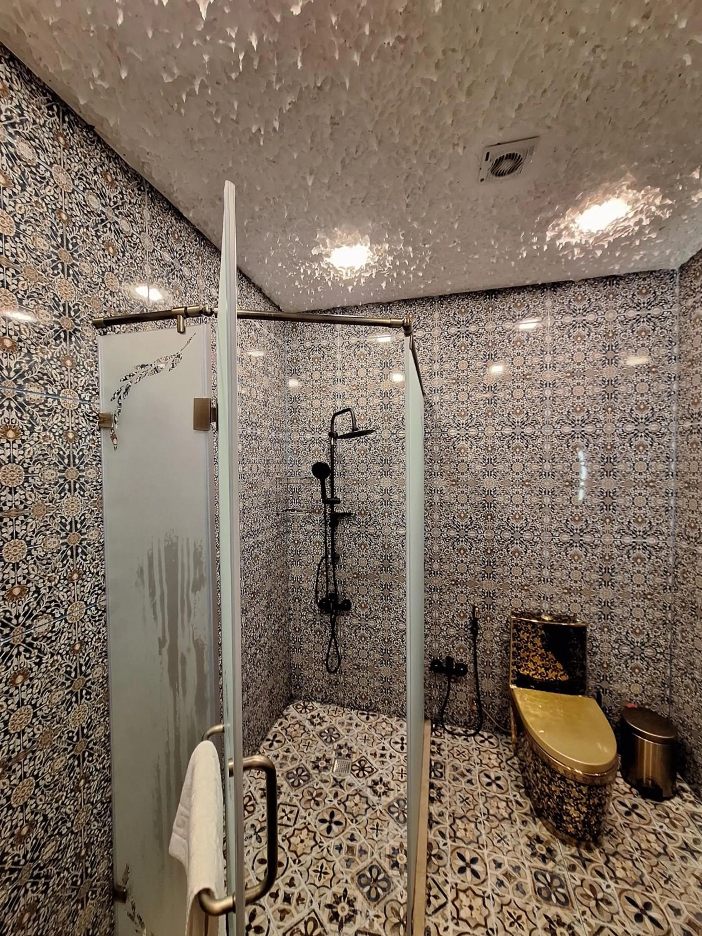 Shower in Qiz Galasi Hotel Baku