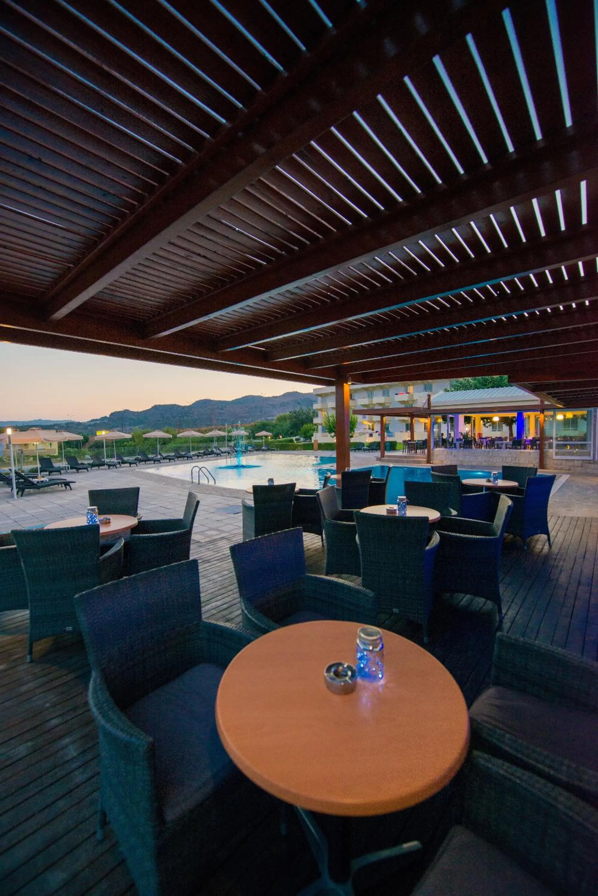 Restaurant/places to eat in Zoes Hotel & Suites