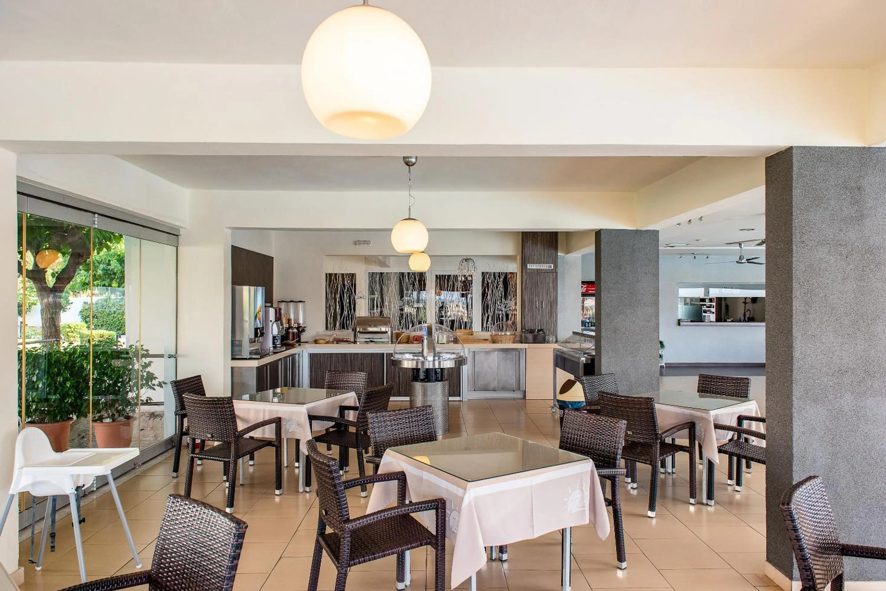 Restaurant/places to eat in Zoes Hotel & Suites