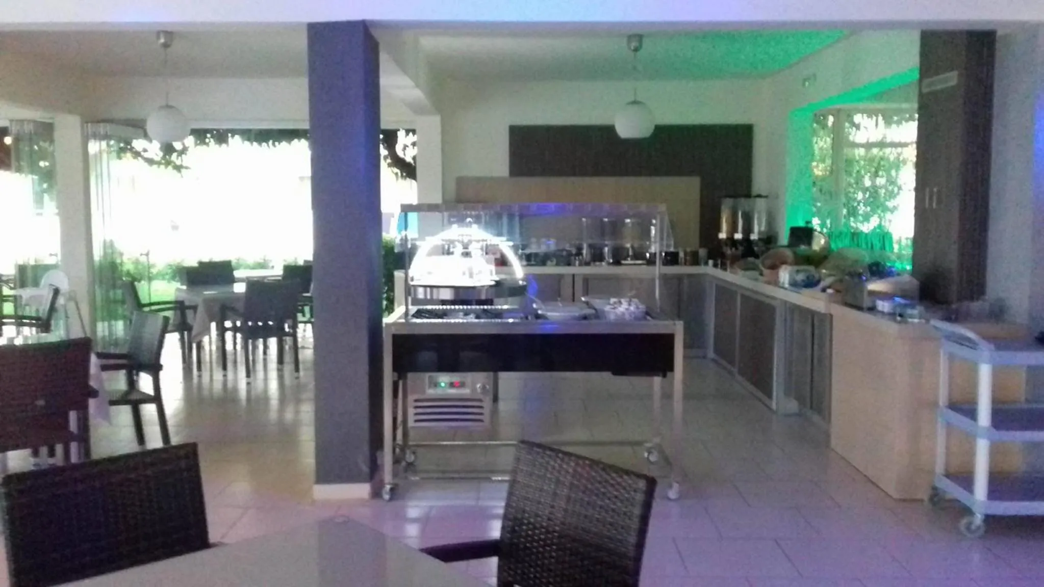 Restaurant/places to eat in Zoes Hotel & Suites