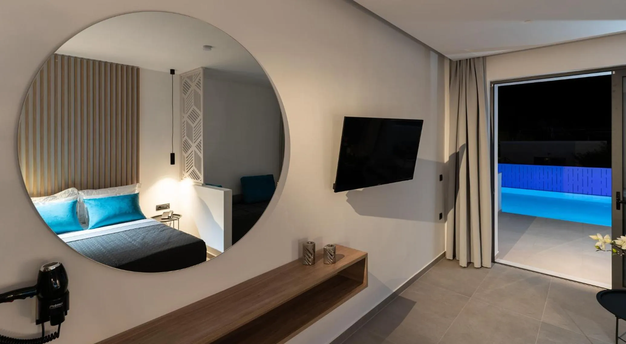 TV and multimedia, Bed in Zoes Hotel & Suites