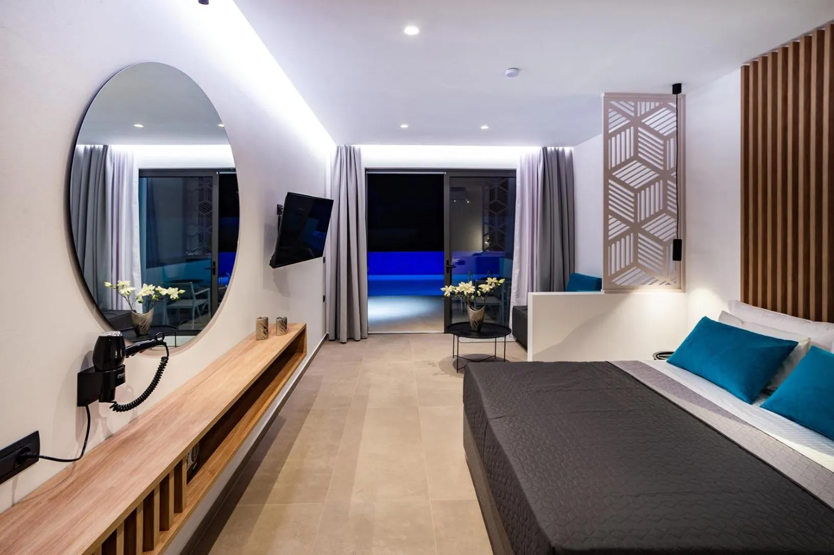 Balcony/Terrace, Bed in Zoes Hotel & Suites