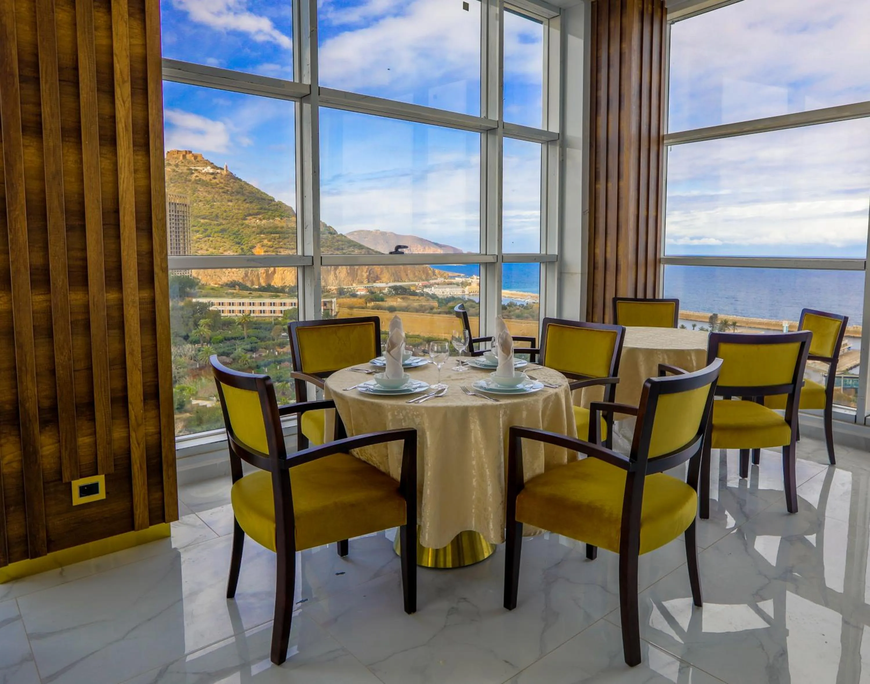 Restaurant/places to eat in Melissa Hotel