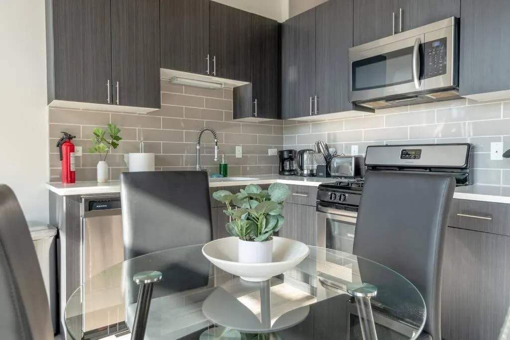 McCormick Place Beautiful 2BR Apartment with Optional Parking Sleeps up to 8 Near Soldier Field, Grant Park and Lakefront Trail