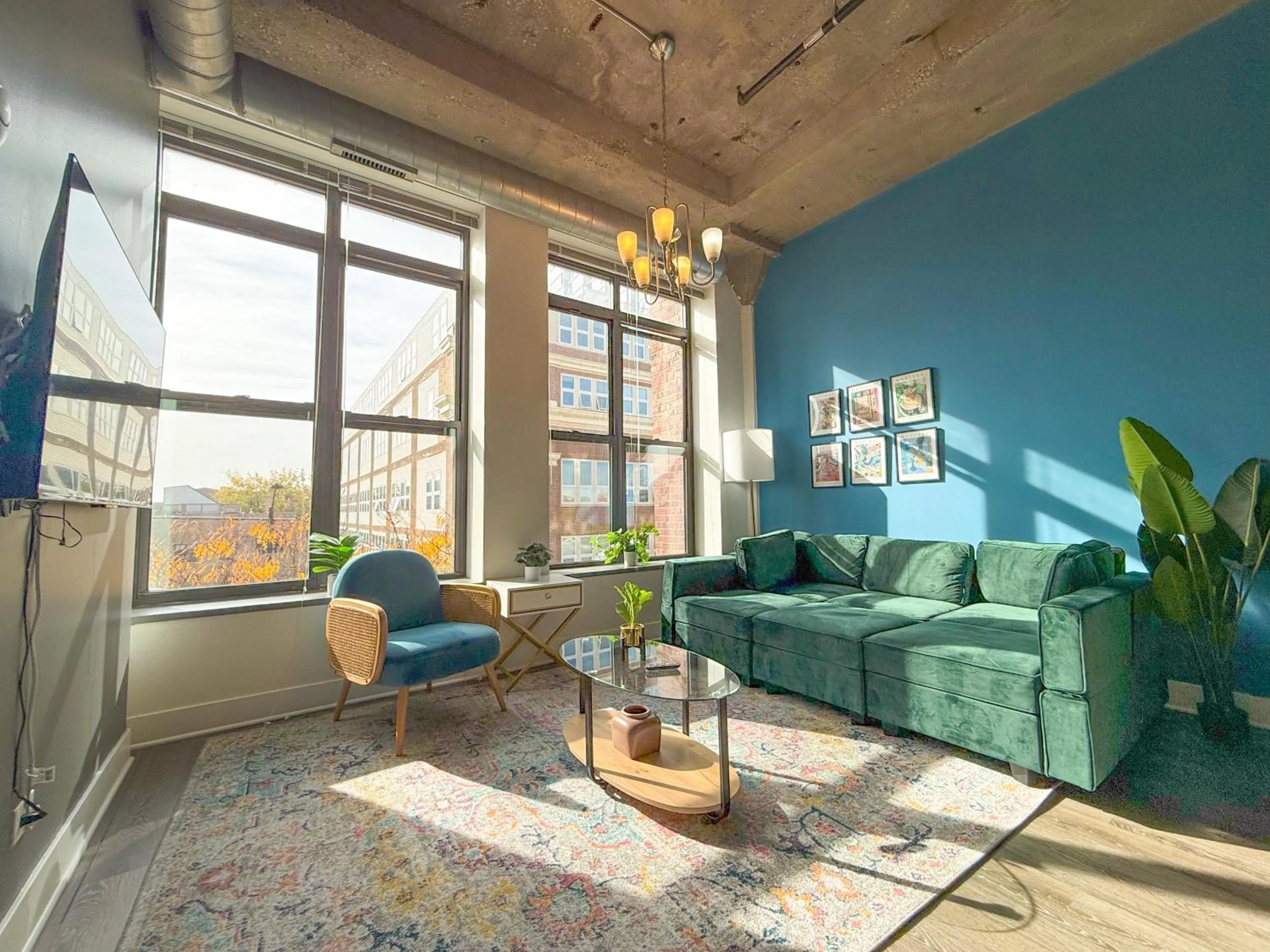 McCormick Place Beautiful 2BR Apartment with Optional Parking Sleeps up to 8 Near Soldier Field, Grant Park and Lakefront Trail