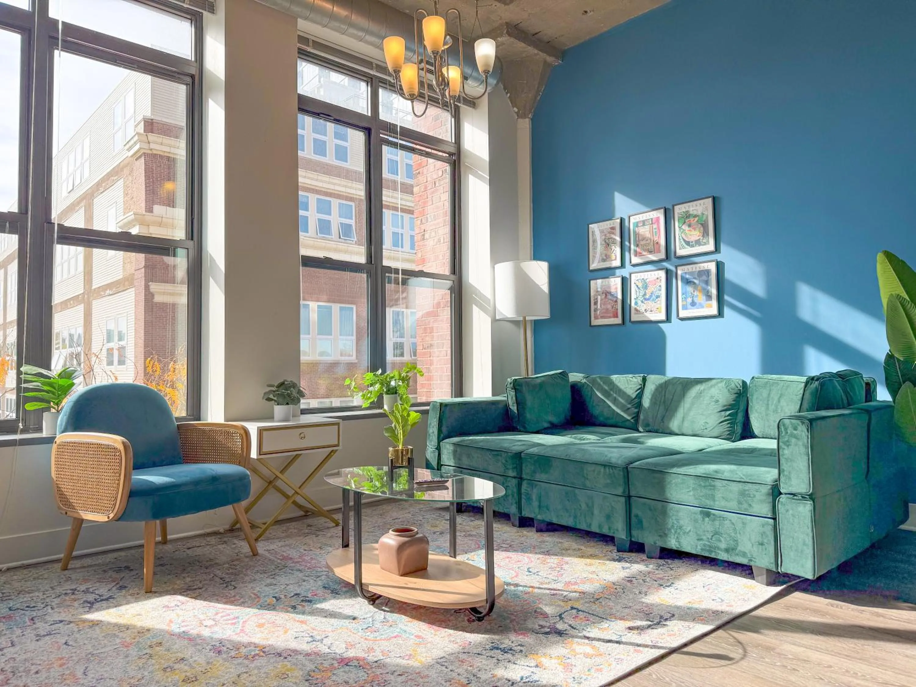 McCormick Place Beautiful 2BR Apartment with Optional Parking Sleeps up to 8 Near Soldier Field, Grant Park and Lakefront Trail