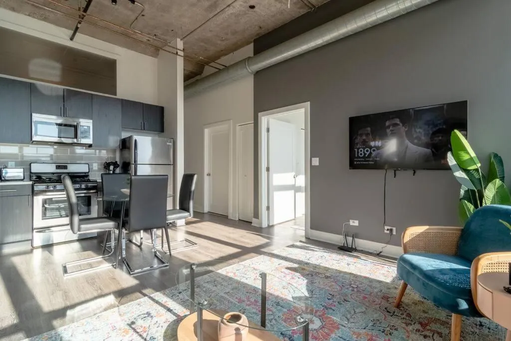 McCormick Place Beautiful 2BR Apartment with Optional Parking Sleeps up to 8 Near Soldier Field, Grant Park and Lakefront Trail