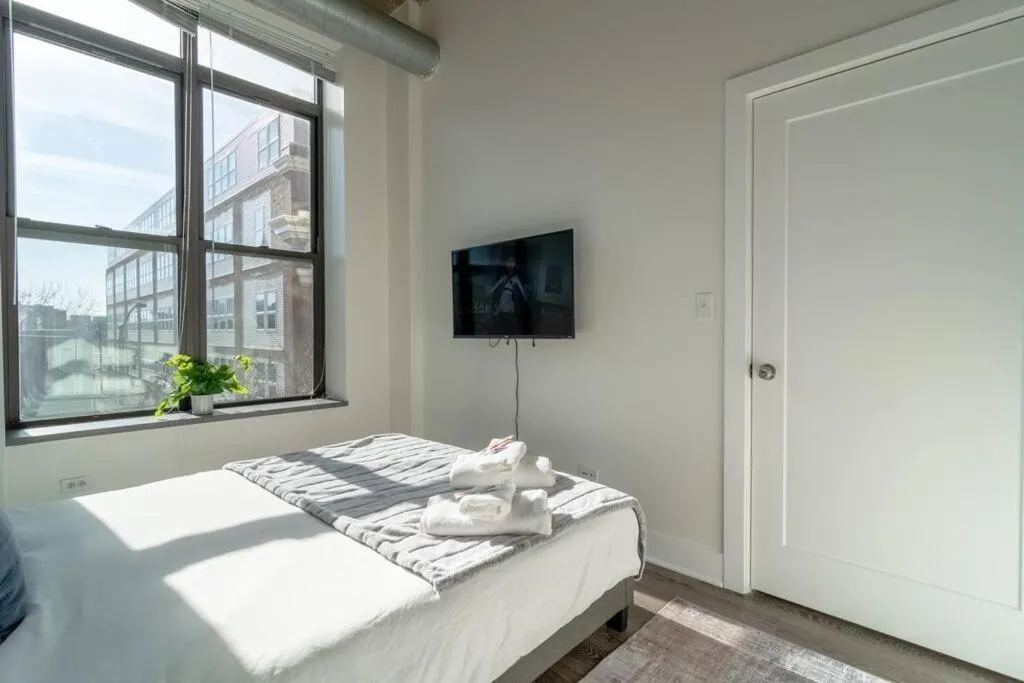 Bed in McCormick Place Beautiful 2BR Apartment with Optional Parking Sleeps up to 8 Near Soldier Field, Grant Park and Lakefront Trail