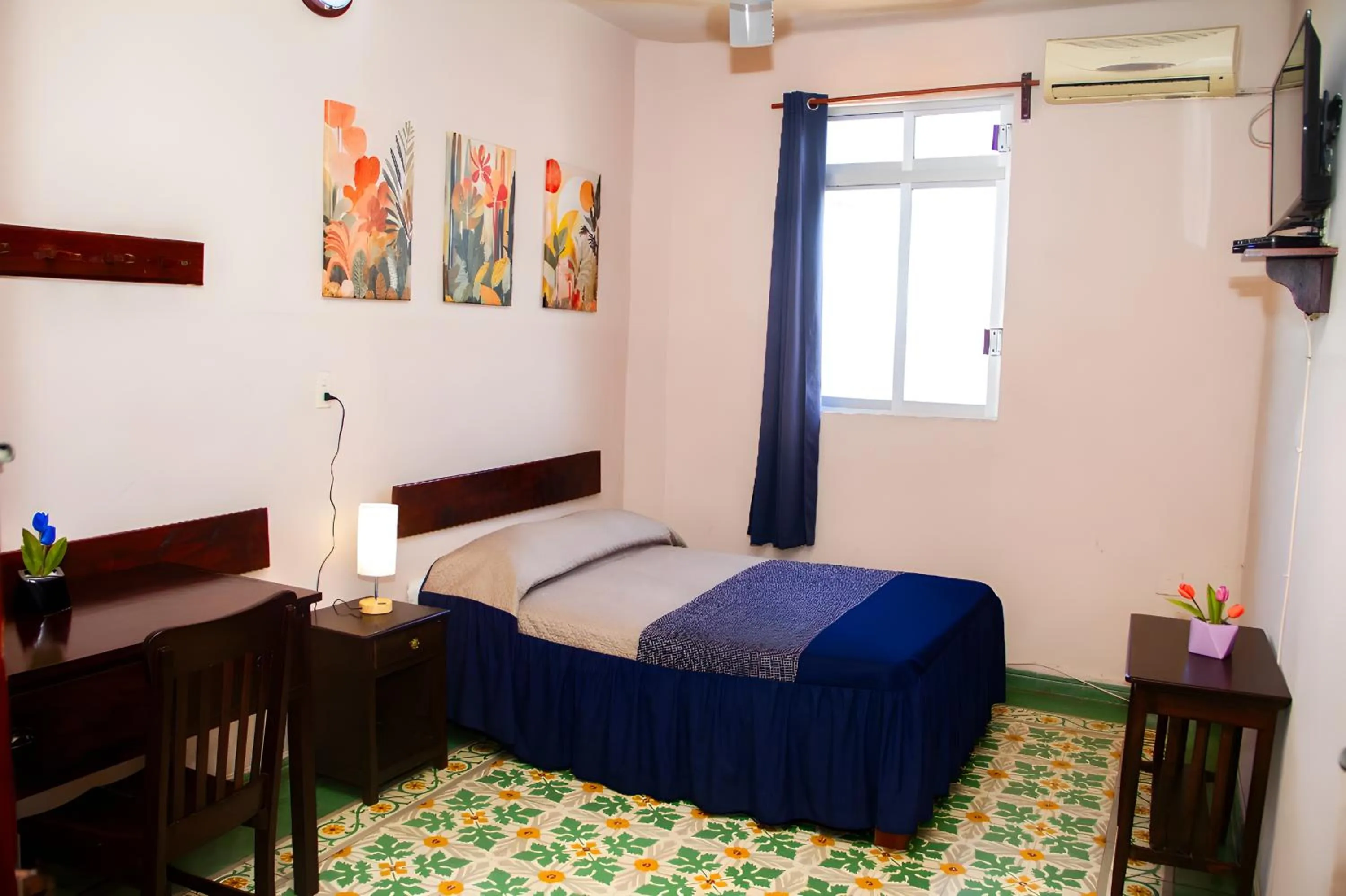 air conditioner, Bed in Hotel Cortaza Galería