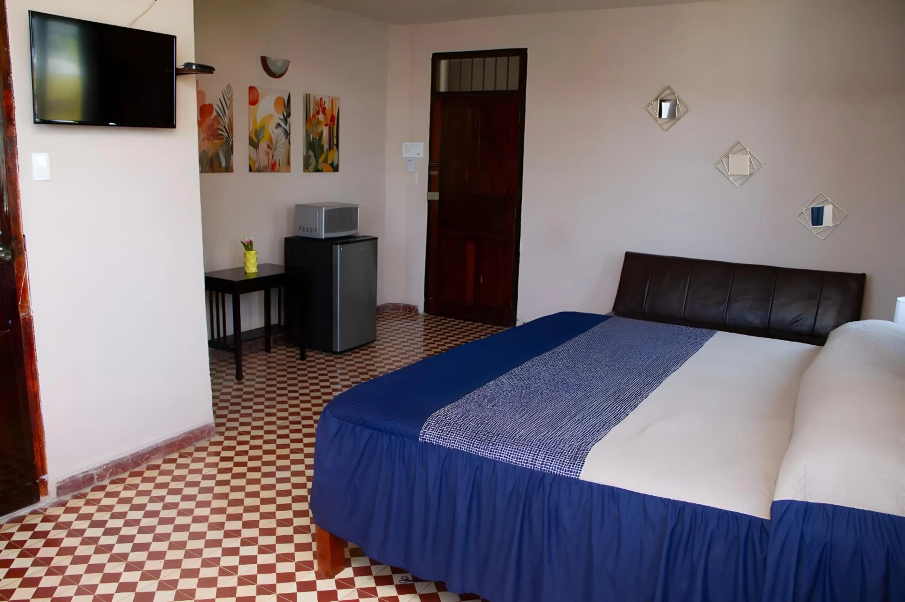 microwave, Bed in Hotel Cortaza Galería