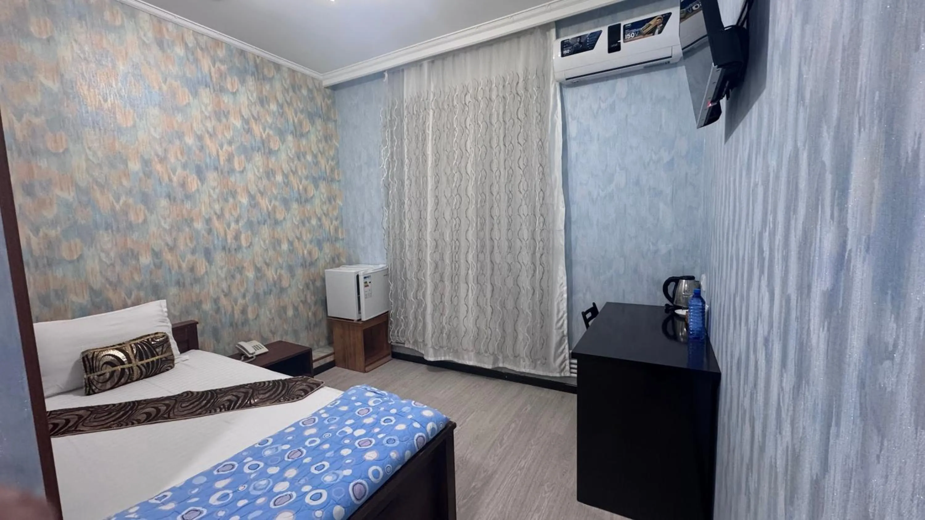 Communal lounge/ TV room, Bed in Qamar Hotel