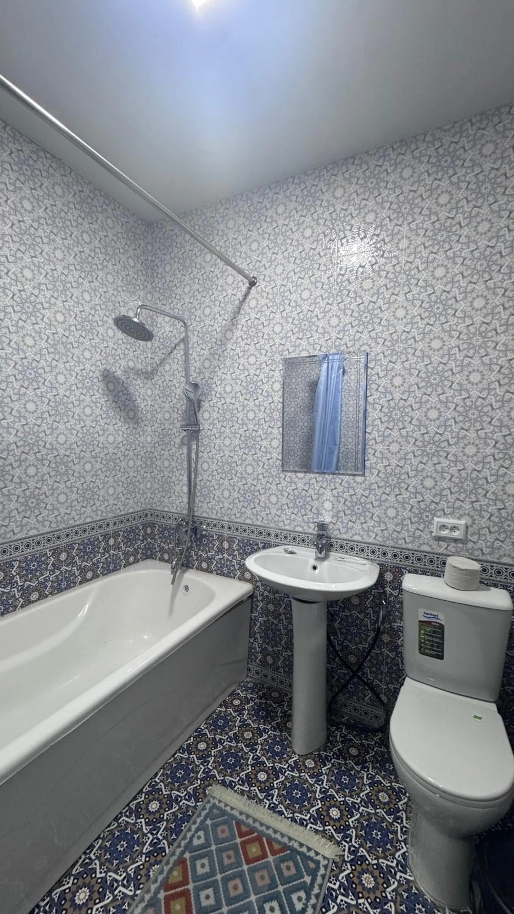 Shower in Qamar Hotel